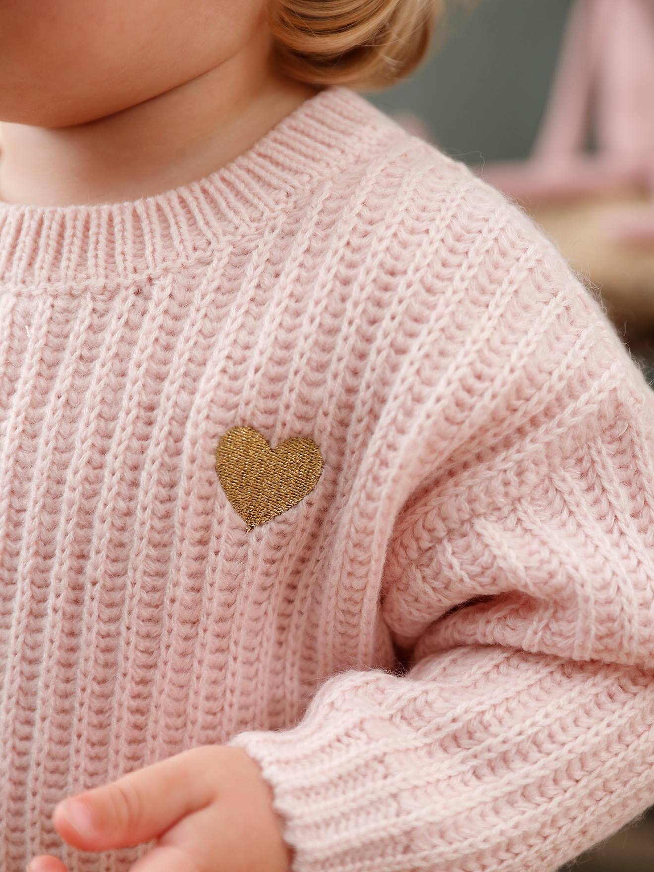 Gebreide babytrui met gouden hartje gechineerd roze