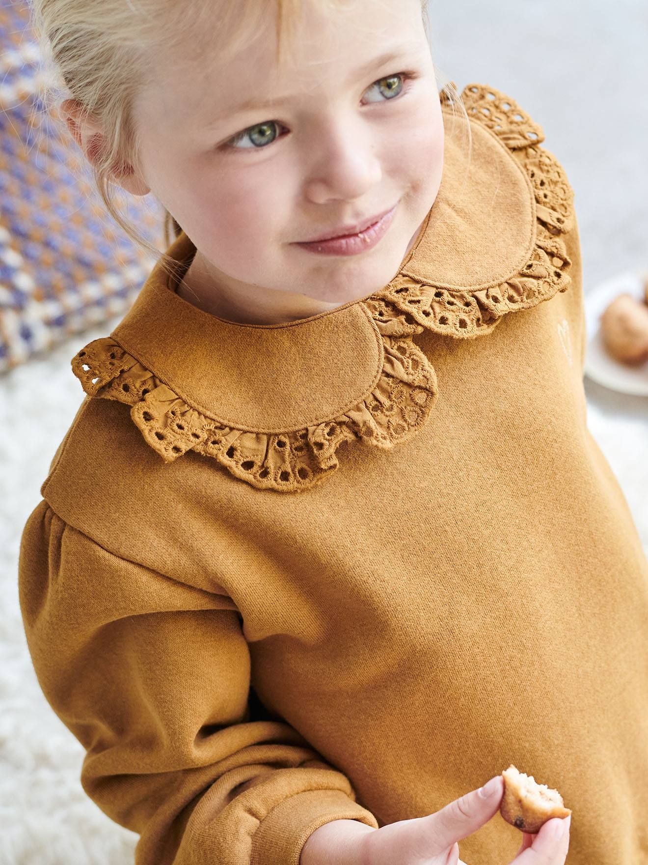 Sweater met claudinekraag en Engels borduursel meisjes karamel