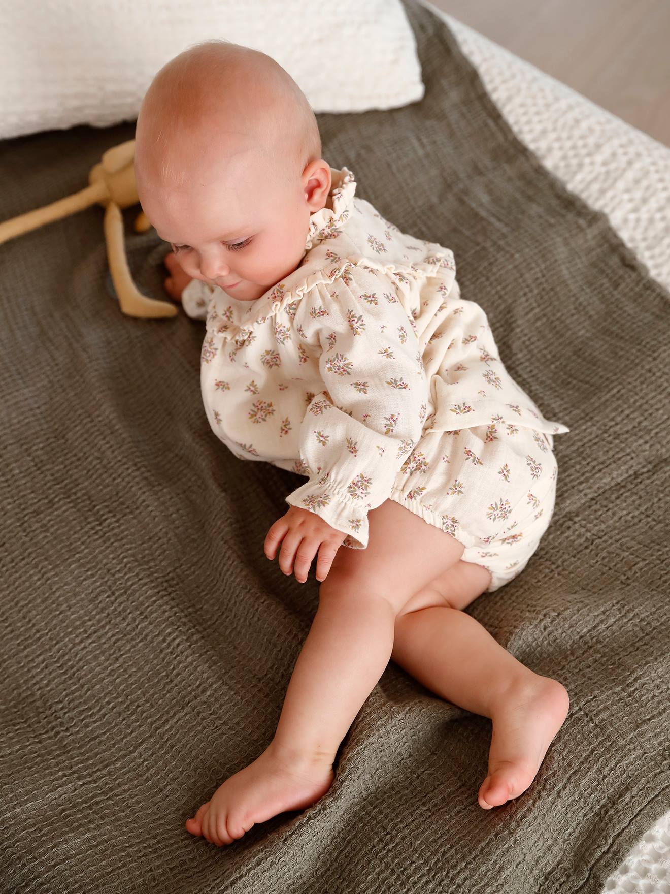 Babyjurkje van katoengaas met bloomer beige met print