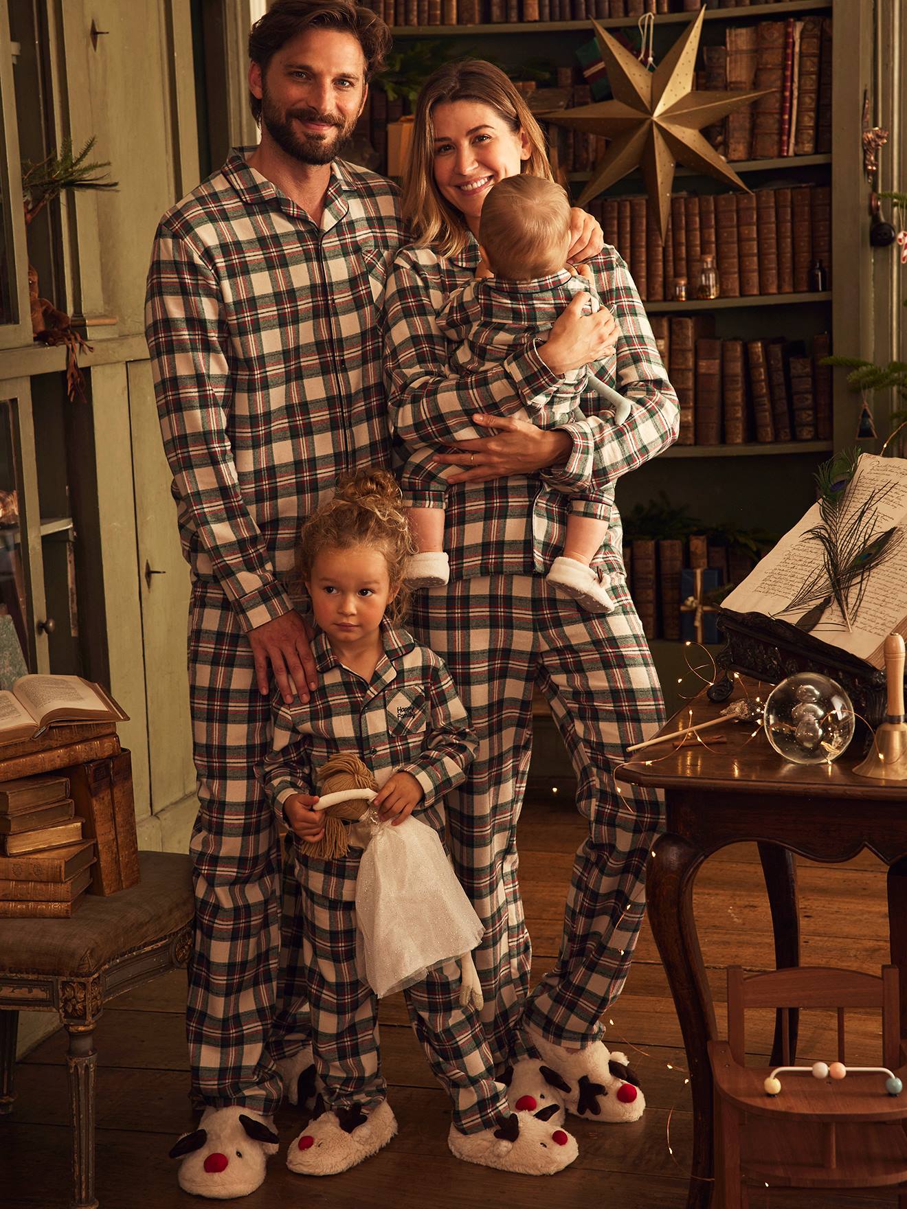 Geruite babypyjama speciaal voor de kerst in familieverband ecru