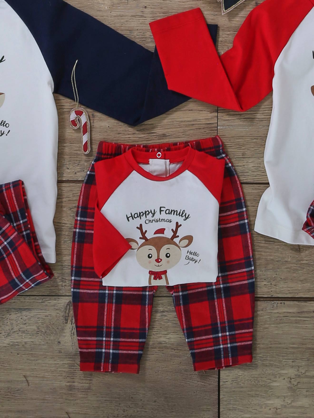 Babypyjama speciaal voor kerstcapsule familie ecru