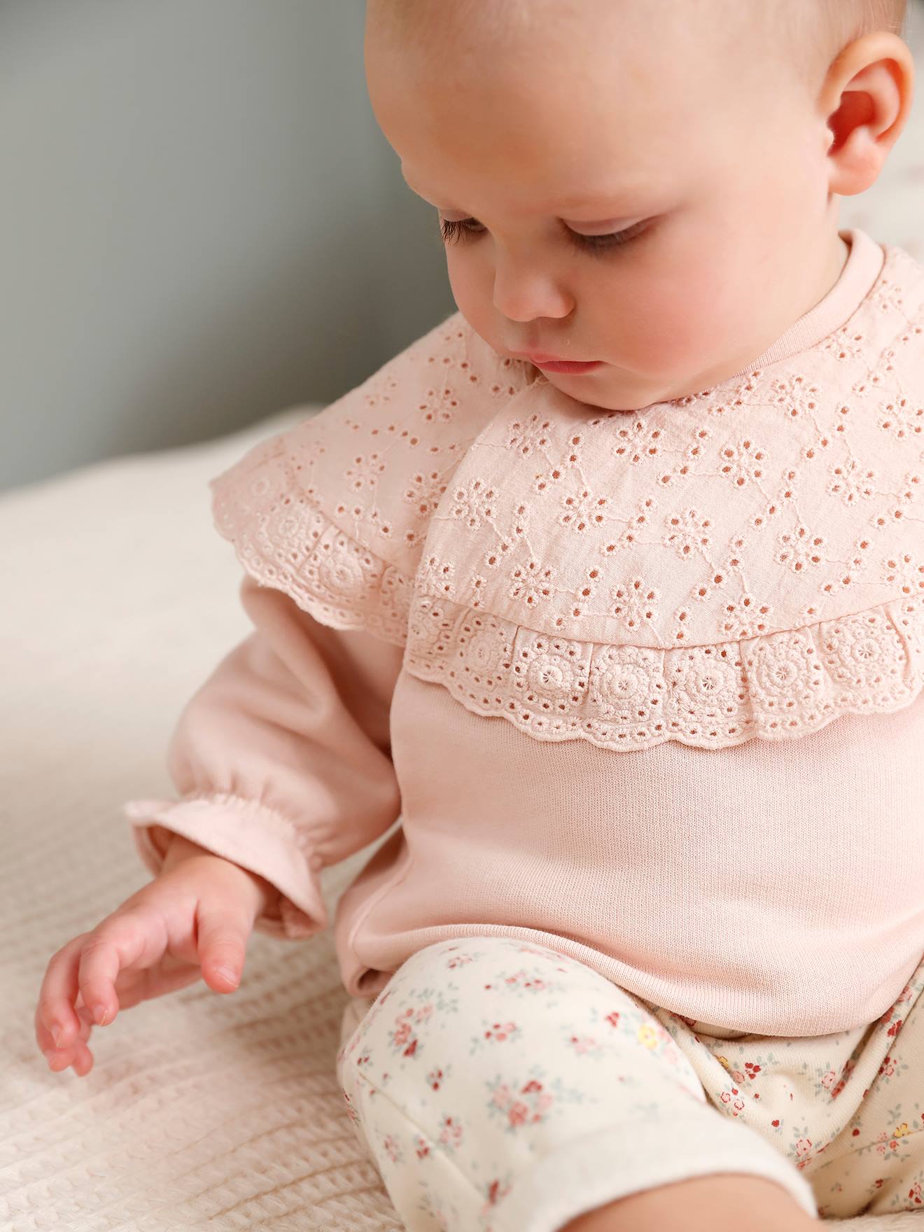 Babysweater met kraag van Engels borduurwerk roze (poederkleur)