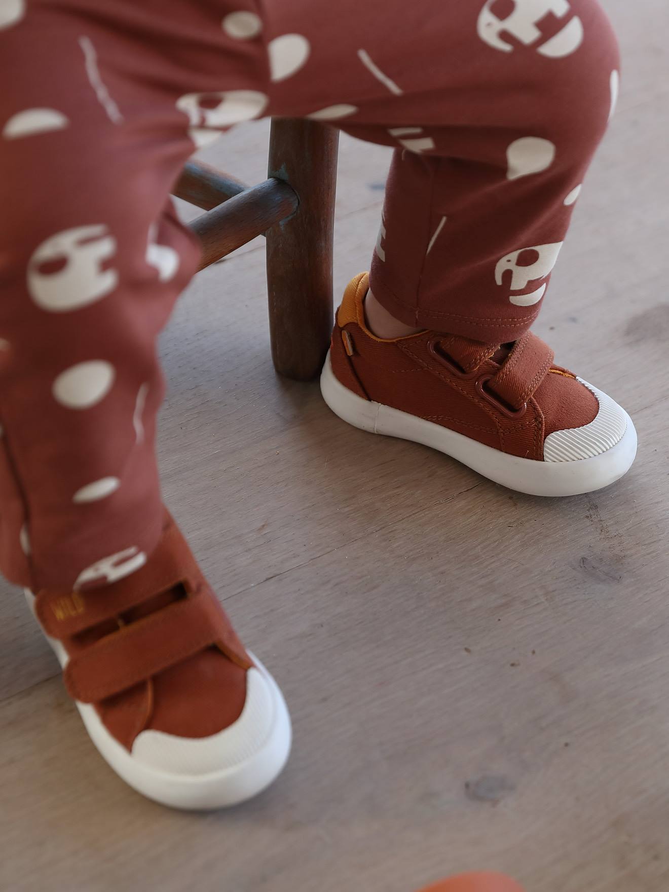 Stoffen sneakers met klittenband babyjongen bruin