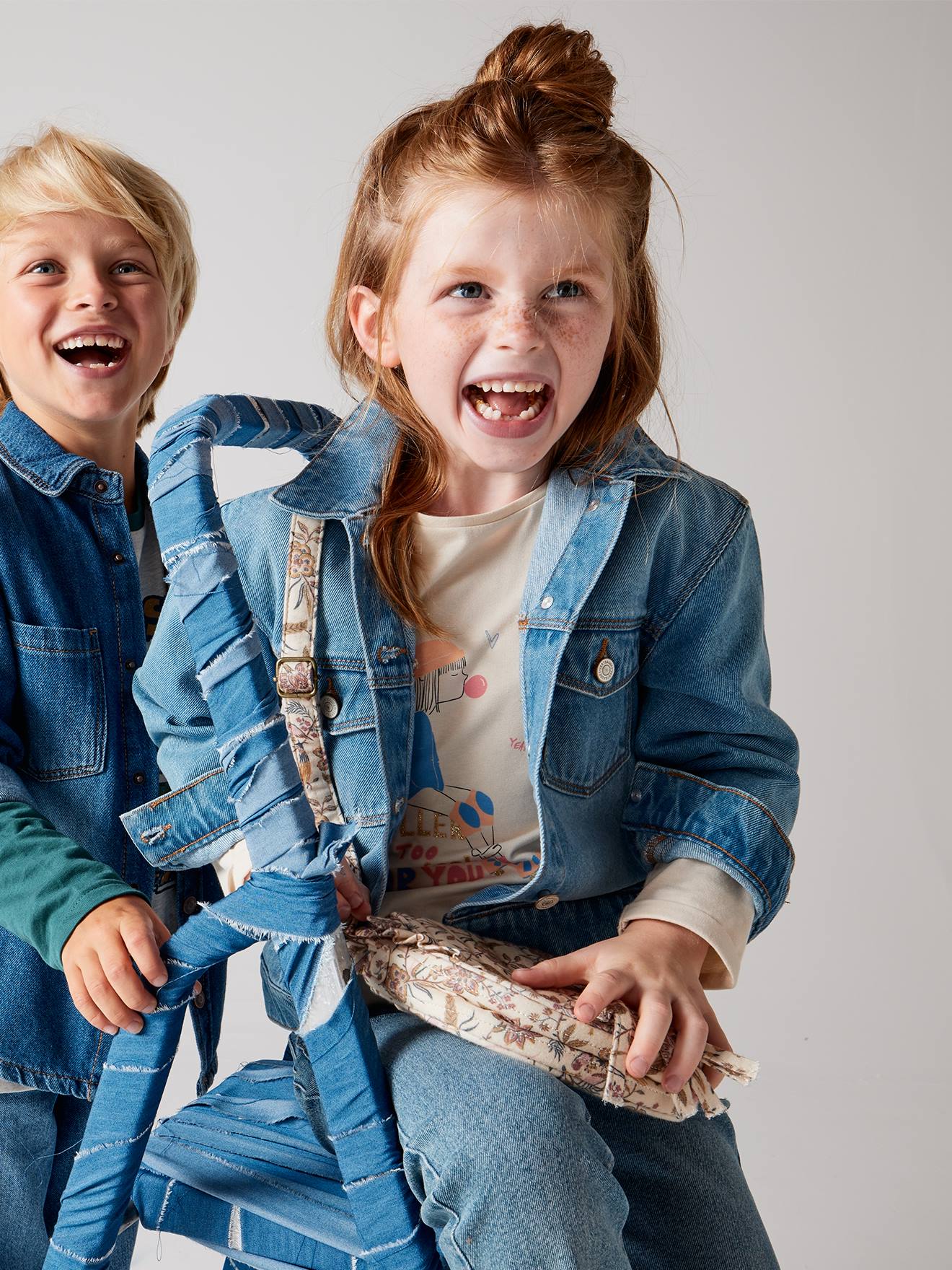 Jeansjasje voor meisjes met bloemenanimatie op de achterkant stone