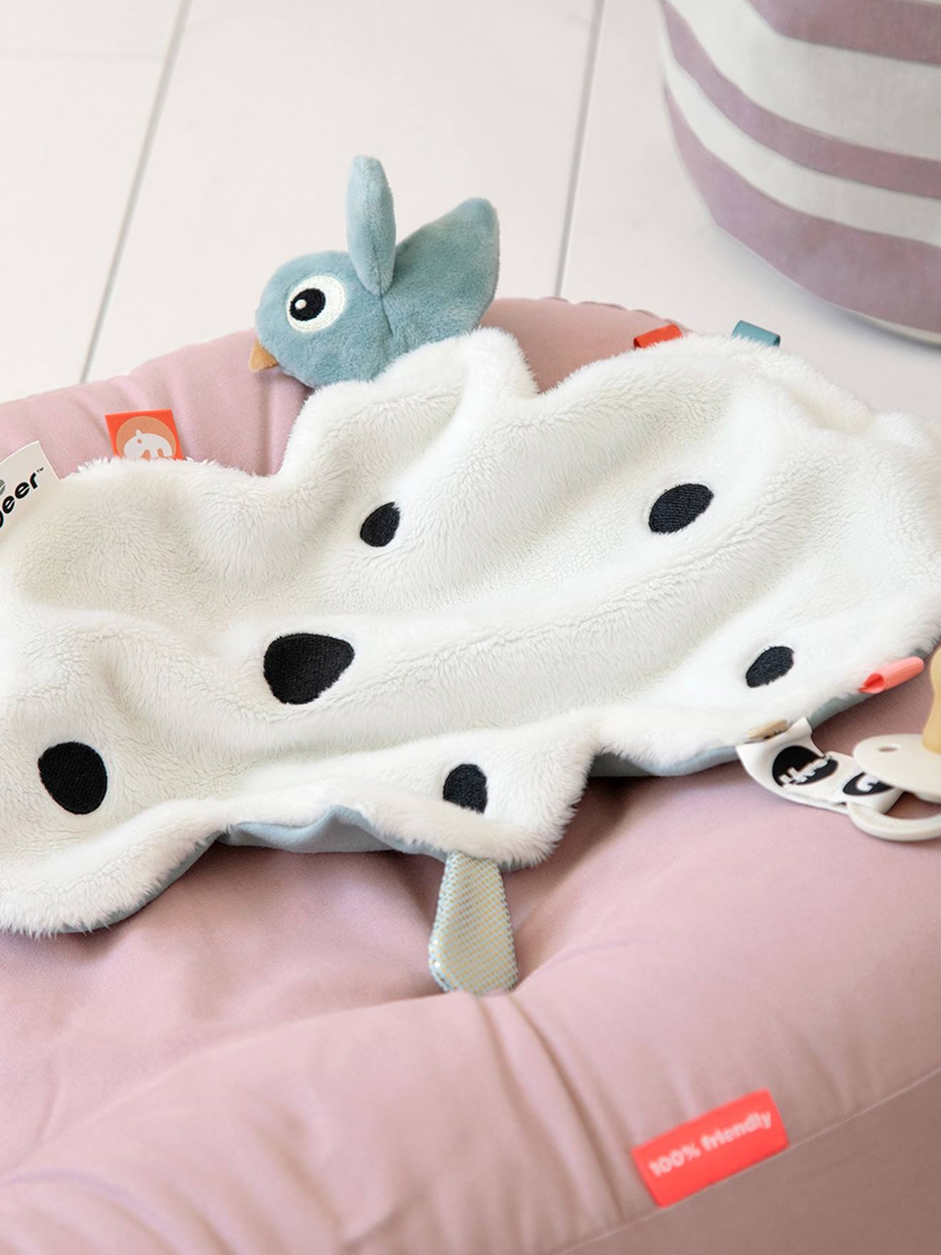 Platte knuffel met fopspeenbevestiging Happy Clouds - DONE BY DEER blauw