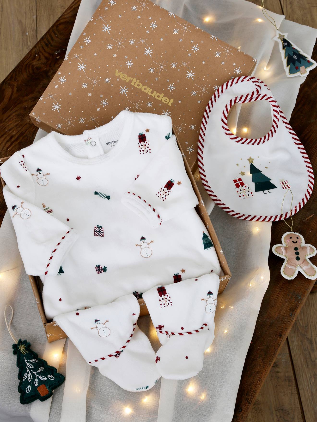 Kerstcadeauset voor baby fluwelen pyjamapakje + slabbetje ecru