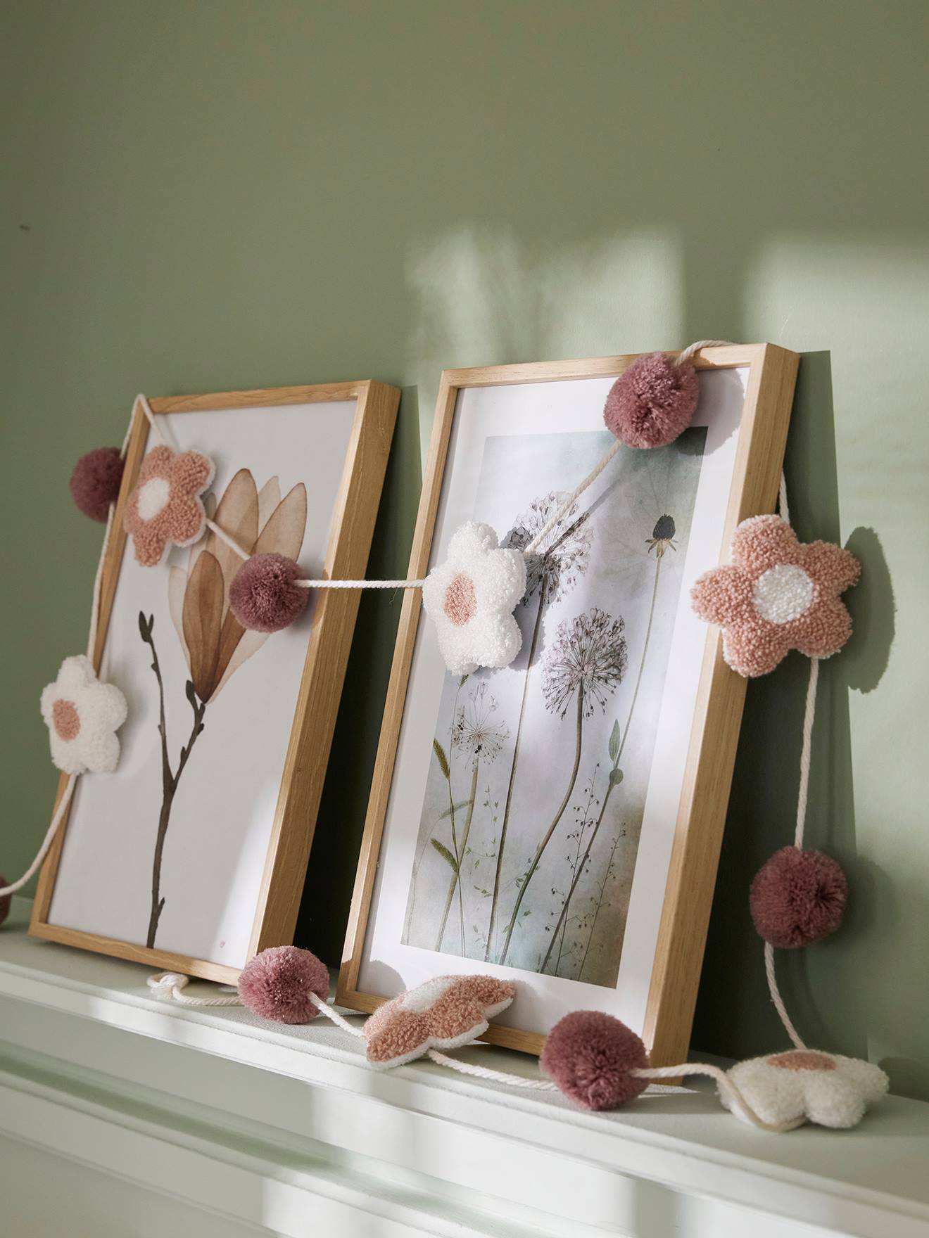 Slinger met bloemen en pompons roze, bedrukt