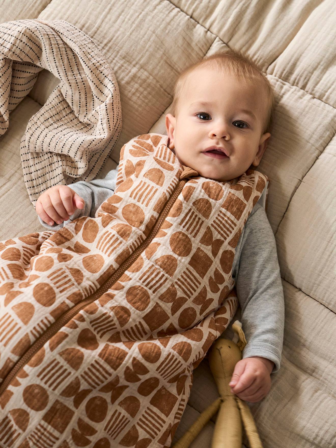 Omkeerbare mouwloze slaapzak met opening in het midden ETHNIC beige, bedrukt