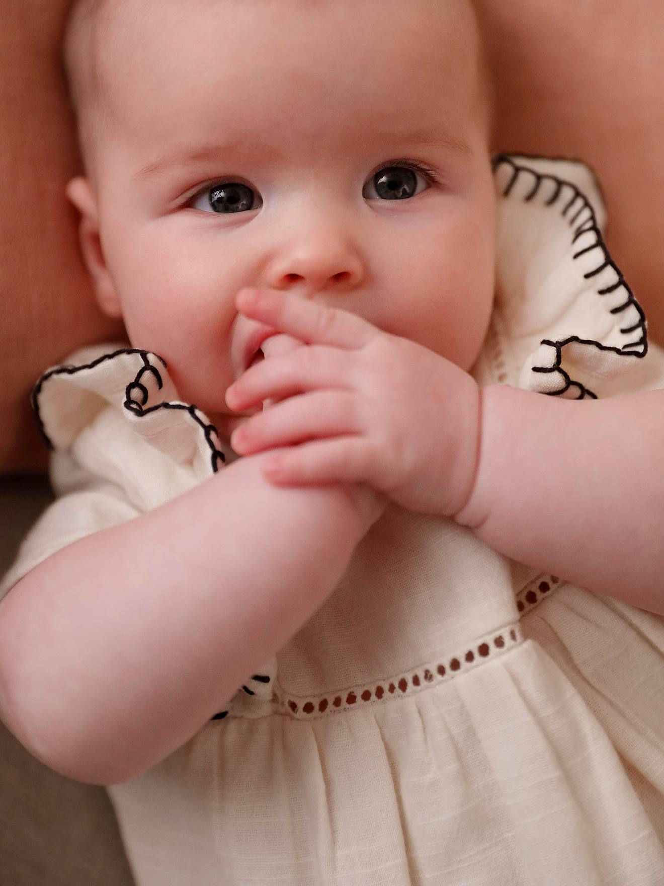 Babyjurk van katoengaas ecru