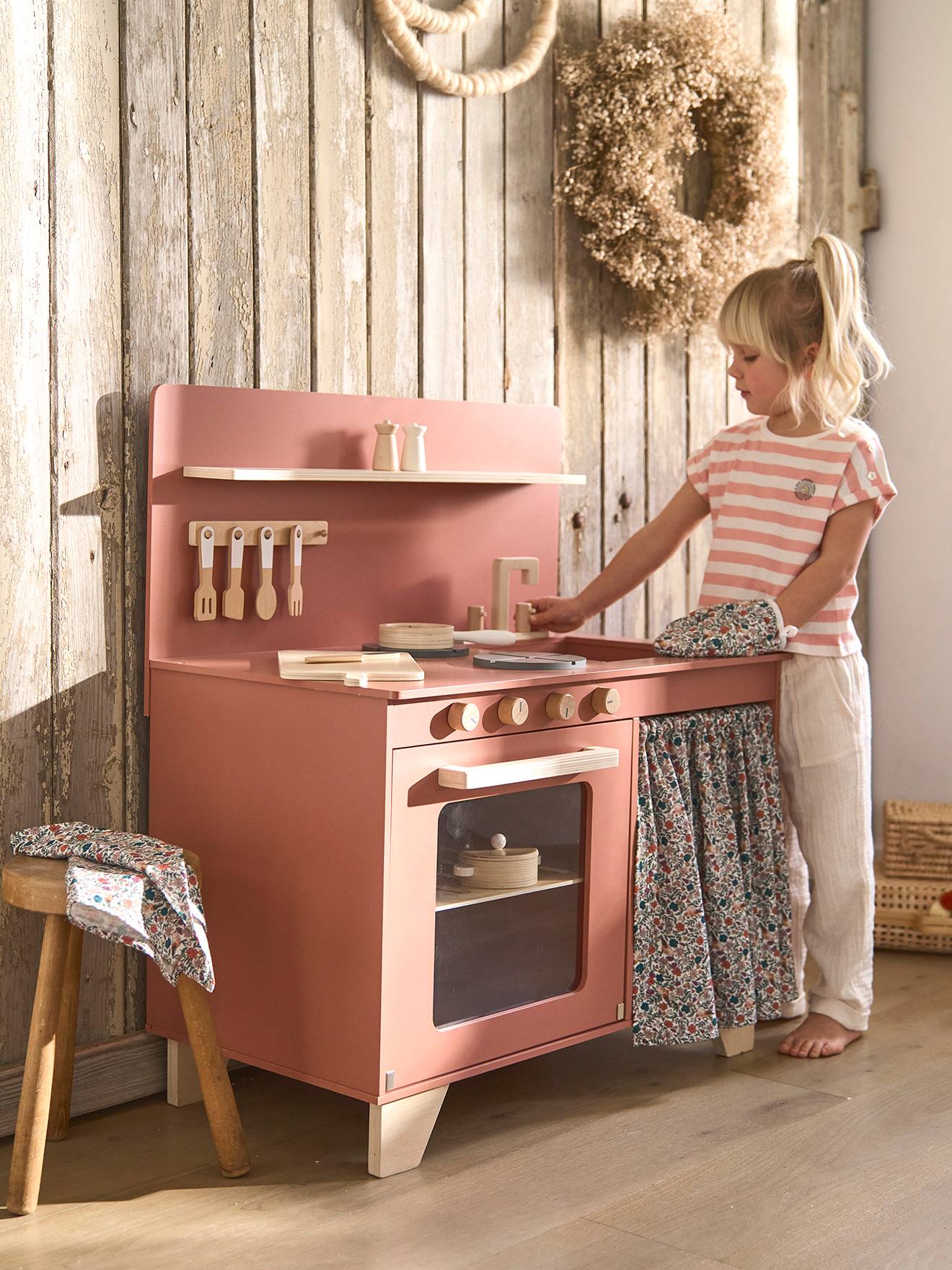 Kitchenette met FSCยฎ houtgordijn framboos