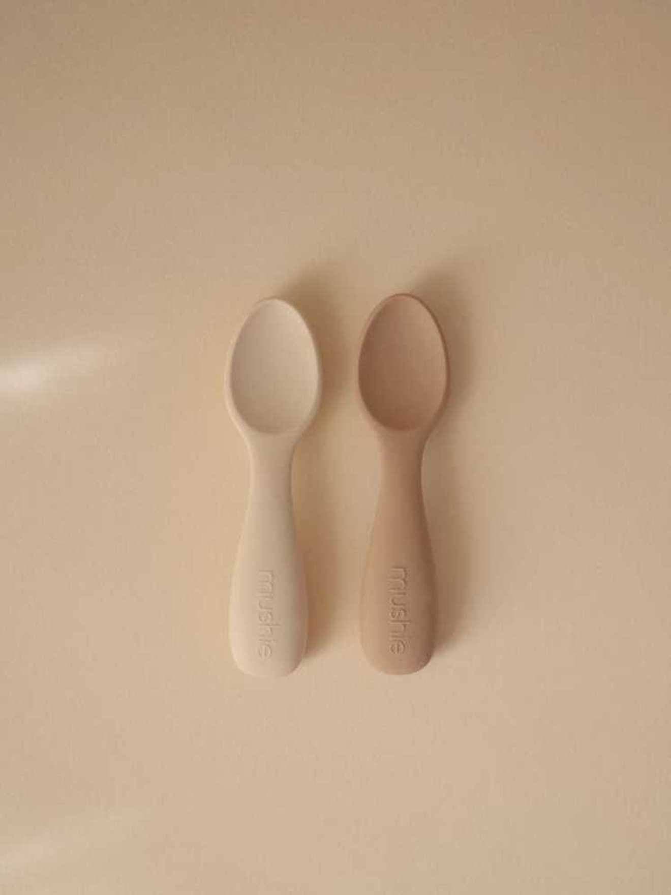 Mushie Siliconen Starter Baby Spoon Set van 2 - Natural / Shifting Sand