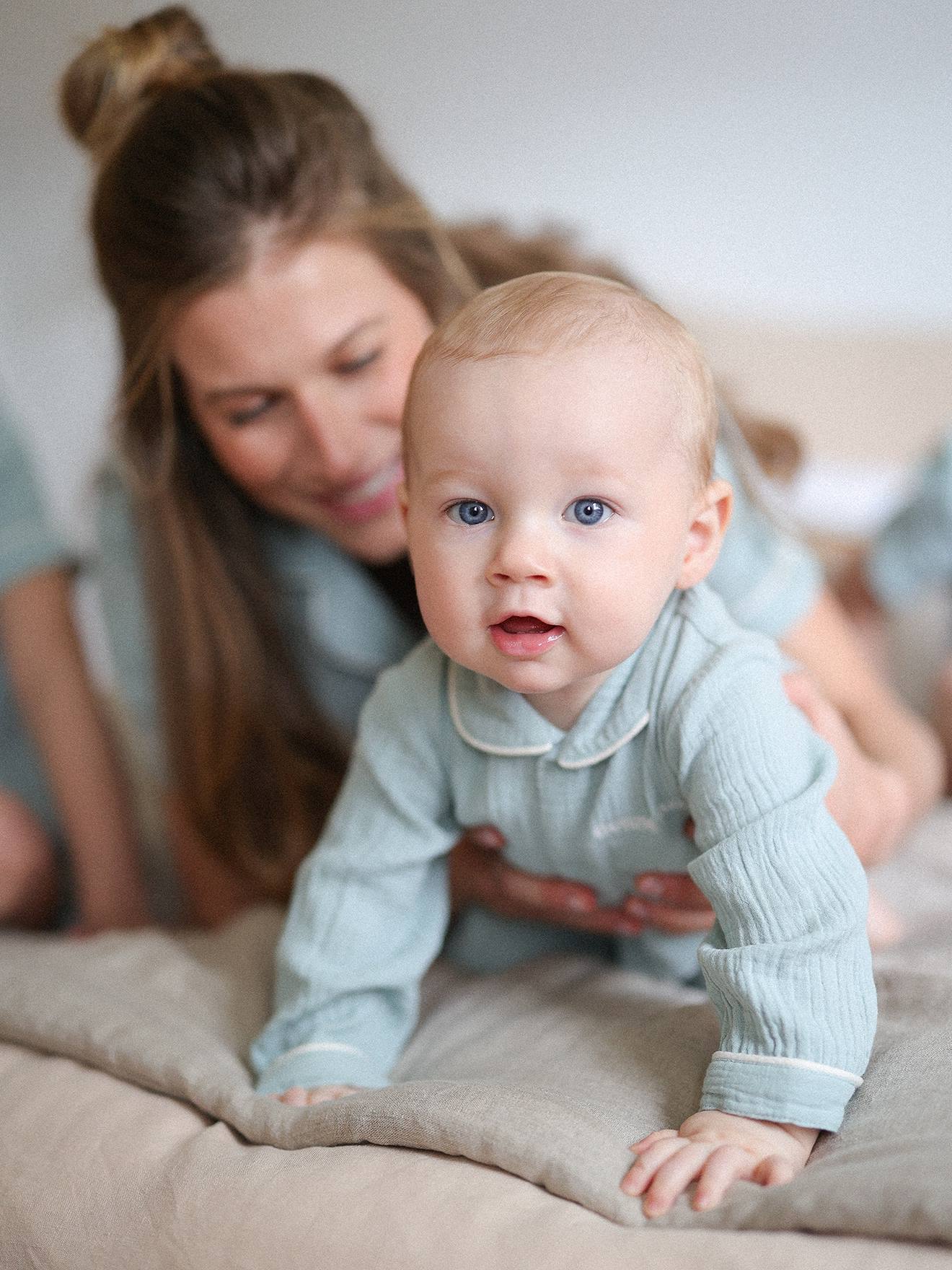 Pyjama van katoengaas baby Team Famille personaliseerbaar saliegroen