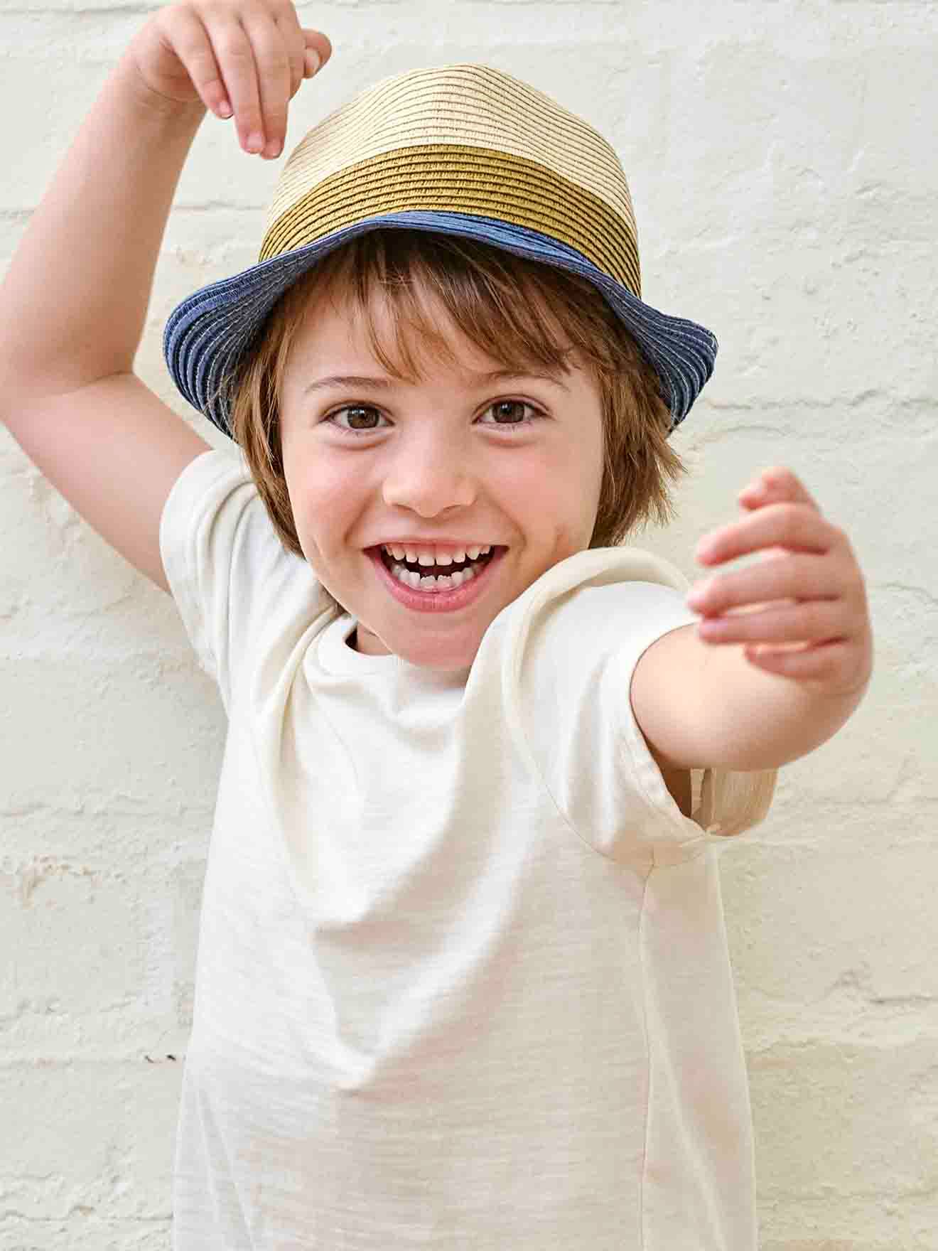 Driekleurige hoed in panamastijl met stro-look voor jongens hout
