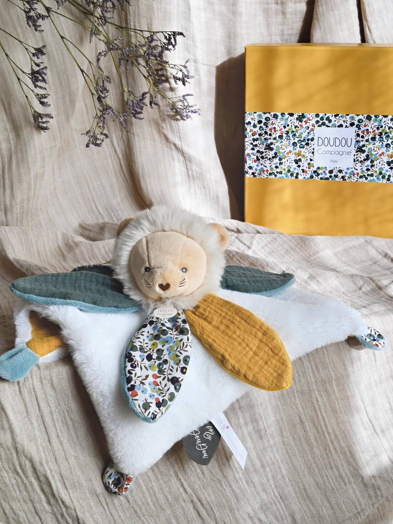 Knuffel bloemblaadje 27cm boh'aim - DOUDOU ET COMPAGNIE geel