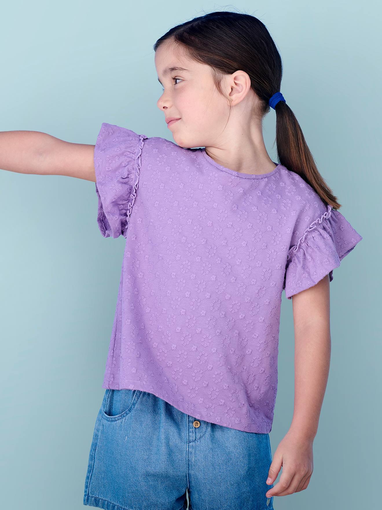 Geborduurd meisjesshirt met bloemen en ruches op de mouwen paars afbeelding