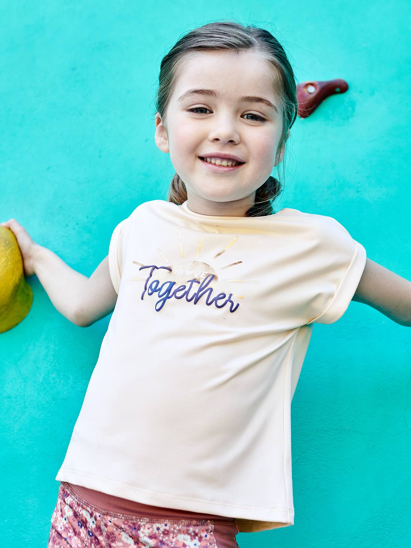 Meisjessportset met T-shirt en kuitbroek, met iriserend "sunrise"-patroon ecru