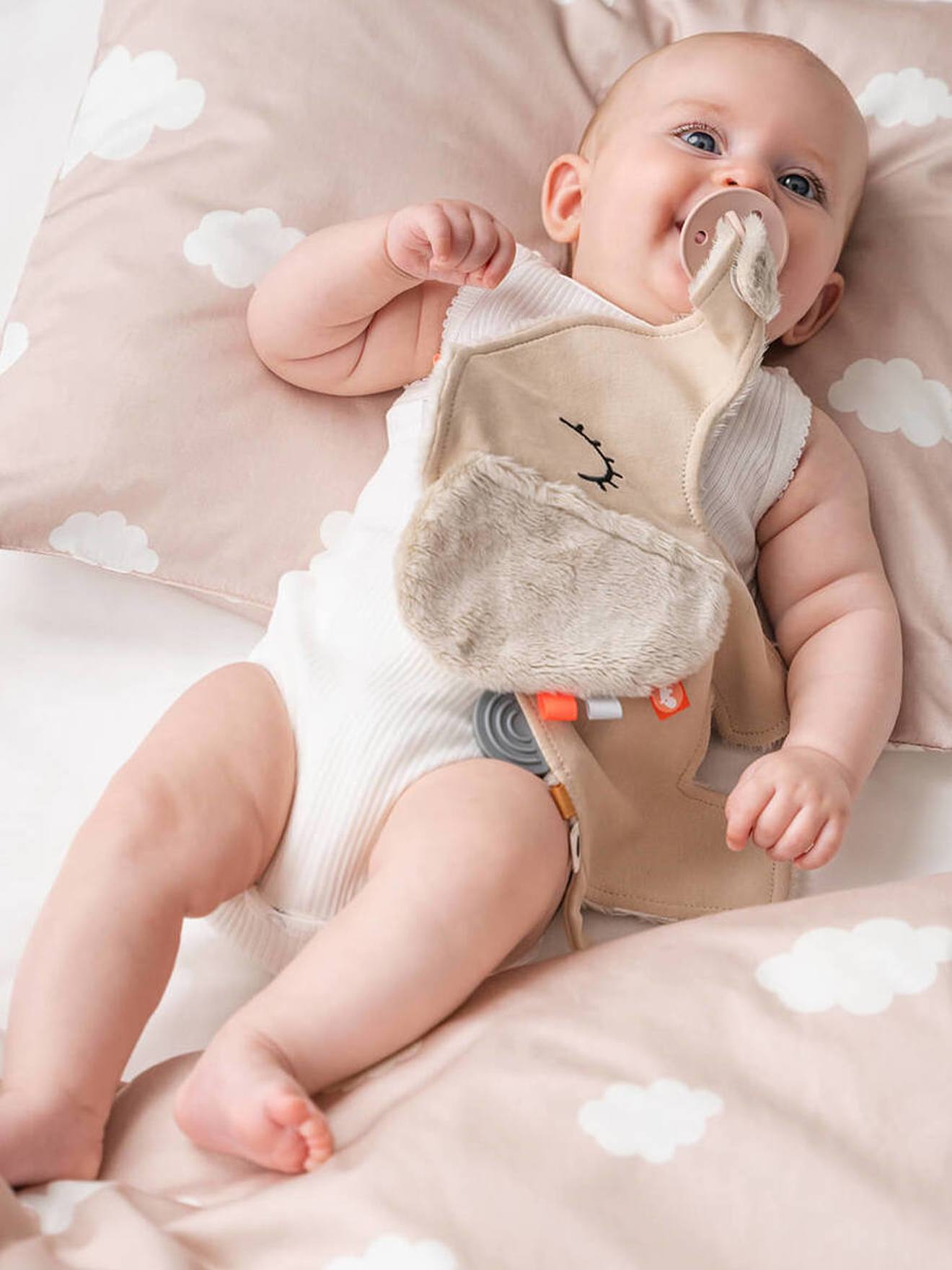 Knuffel met fopspeenbevestiging Elphee DONE BY DEER zandbeige