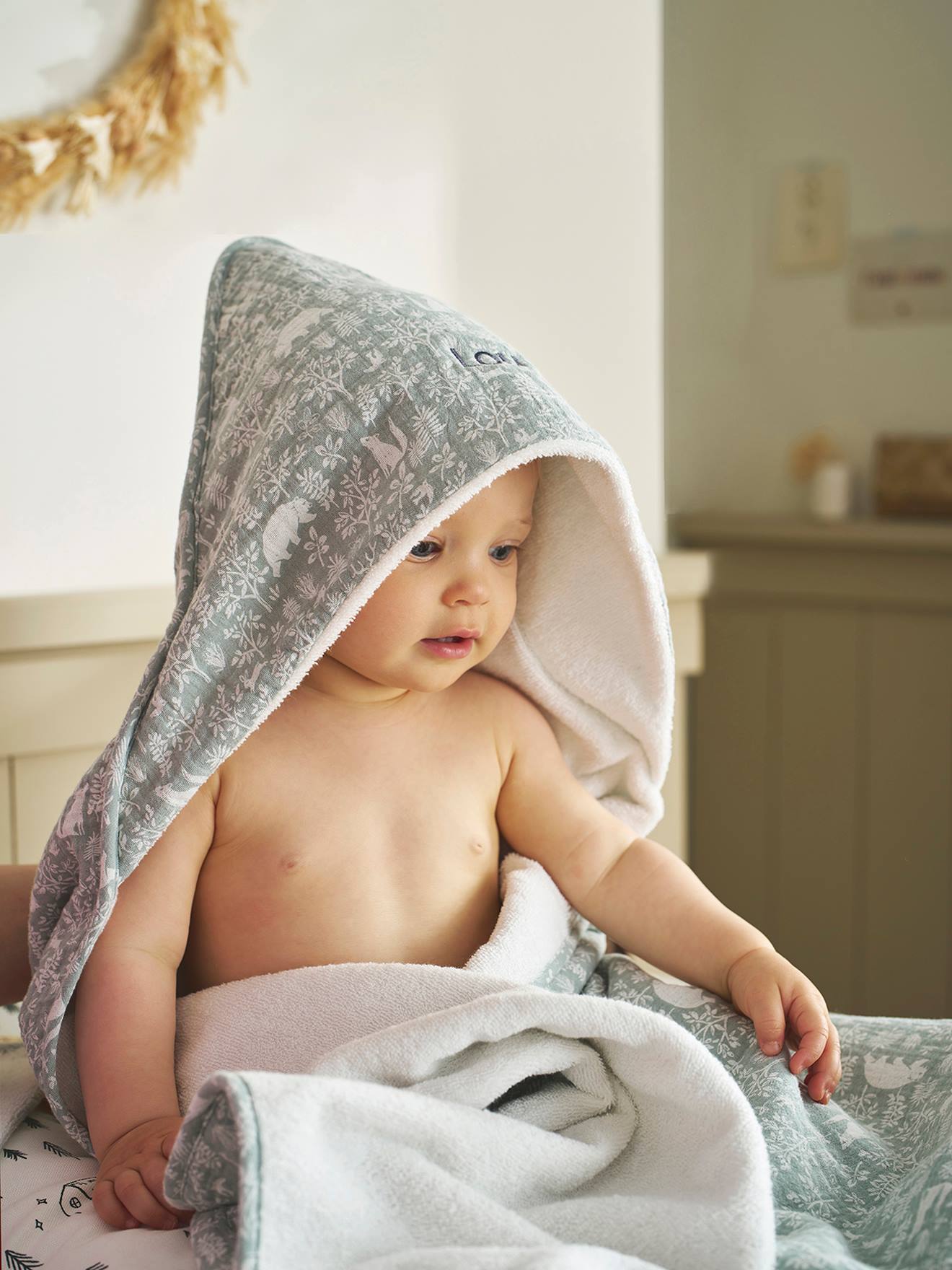 Set met aanpasbare badcape + washandje DANS LES BOIS saliegroen