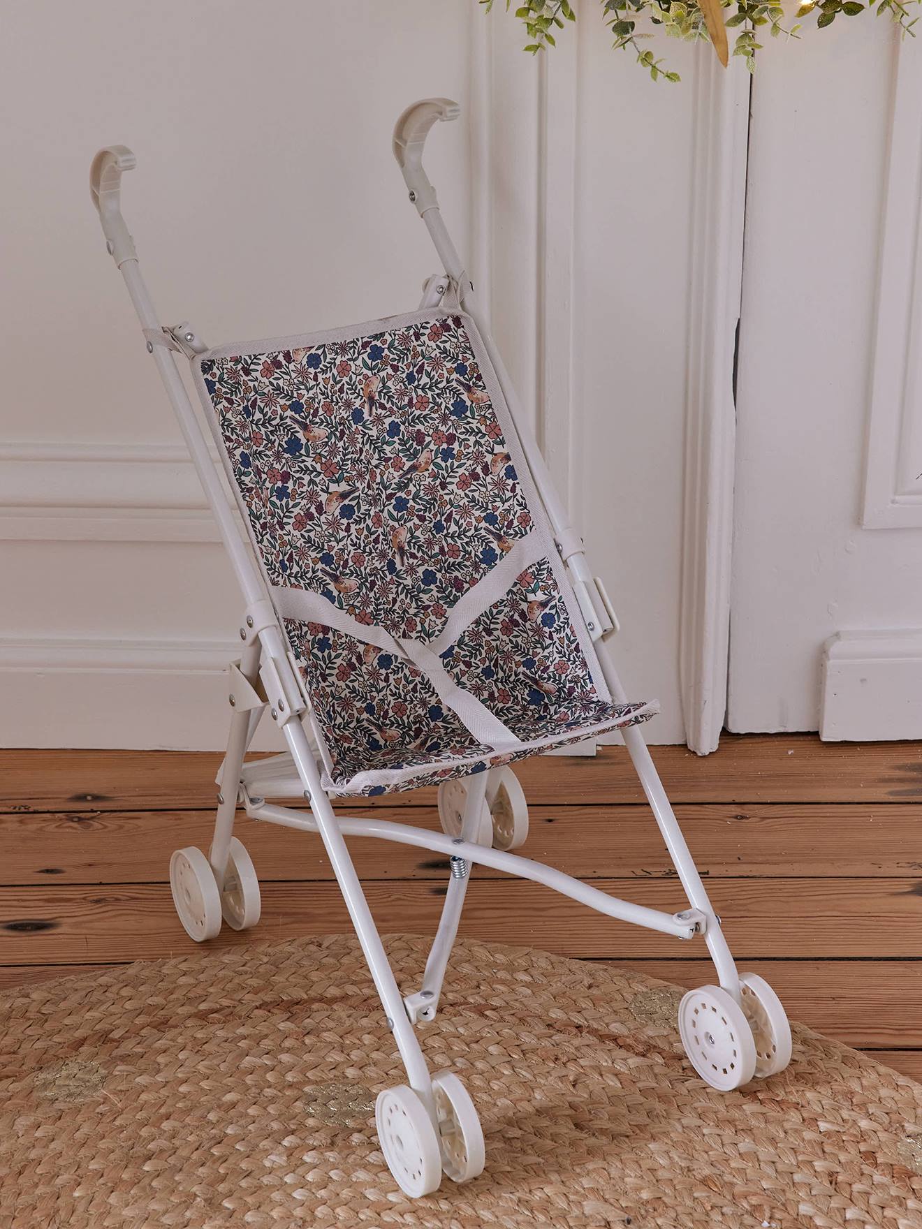 Rieten kinderwagen voor pop groen afbeelding