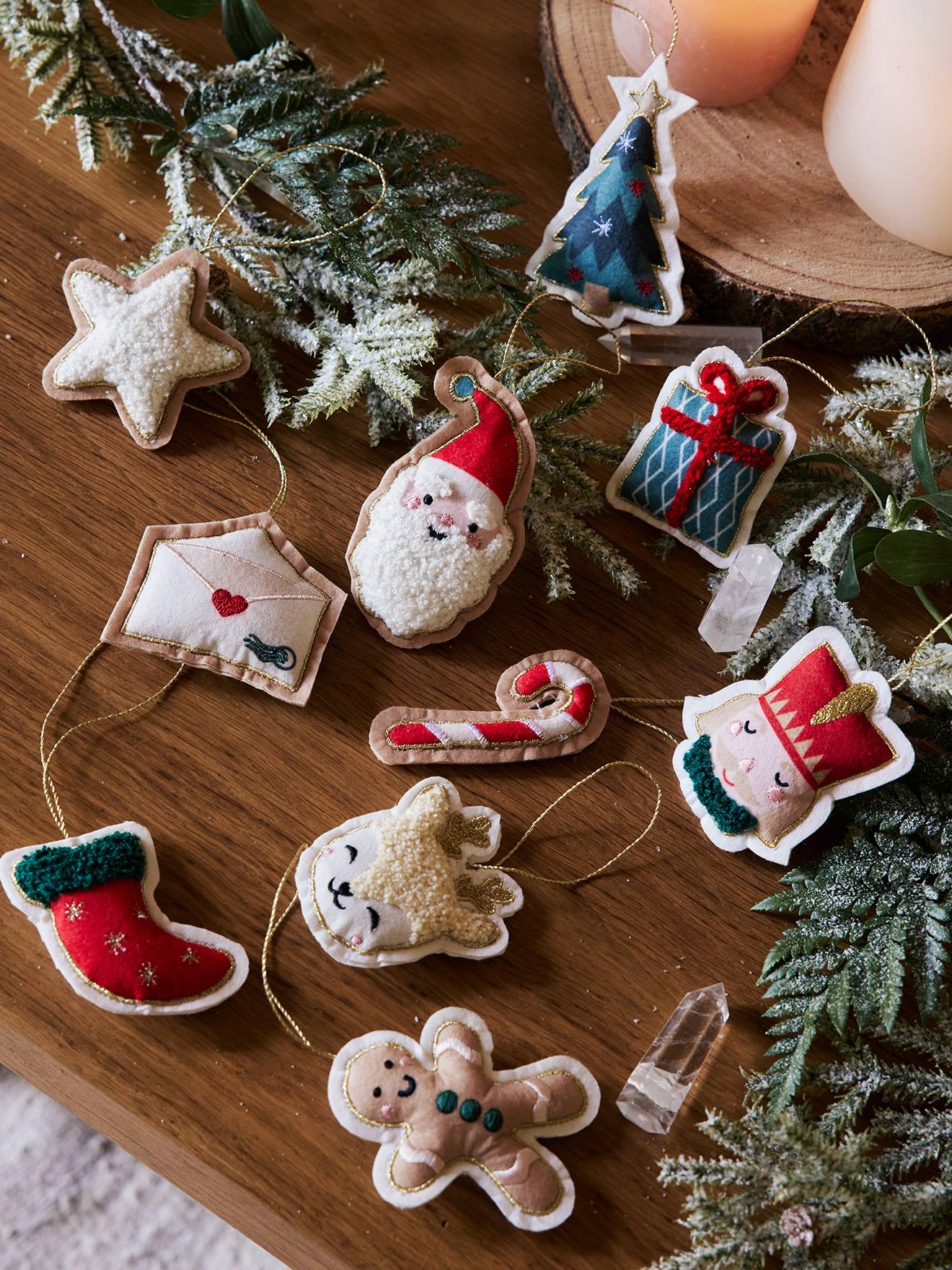 Set van 10 hangende kerstdecoraties van vilt Notenkraker rood afbeelding