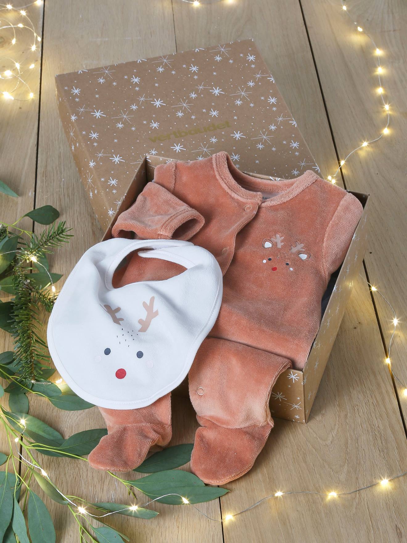 Kerstset Rendier pyjama + slabbetje voor baby's pecannoot