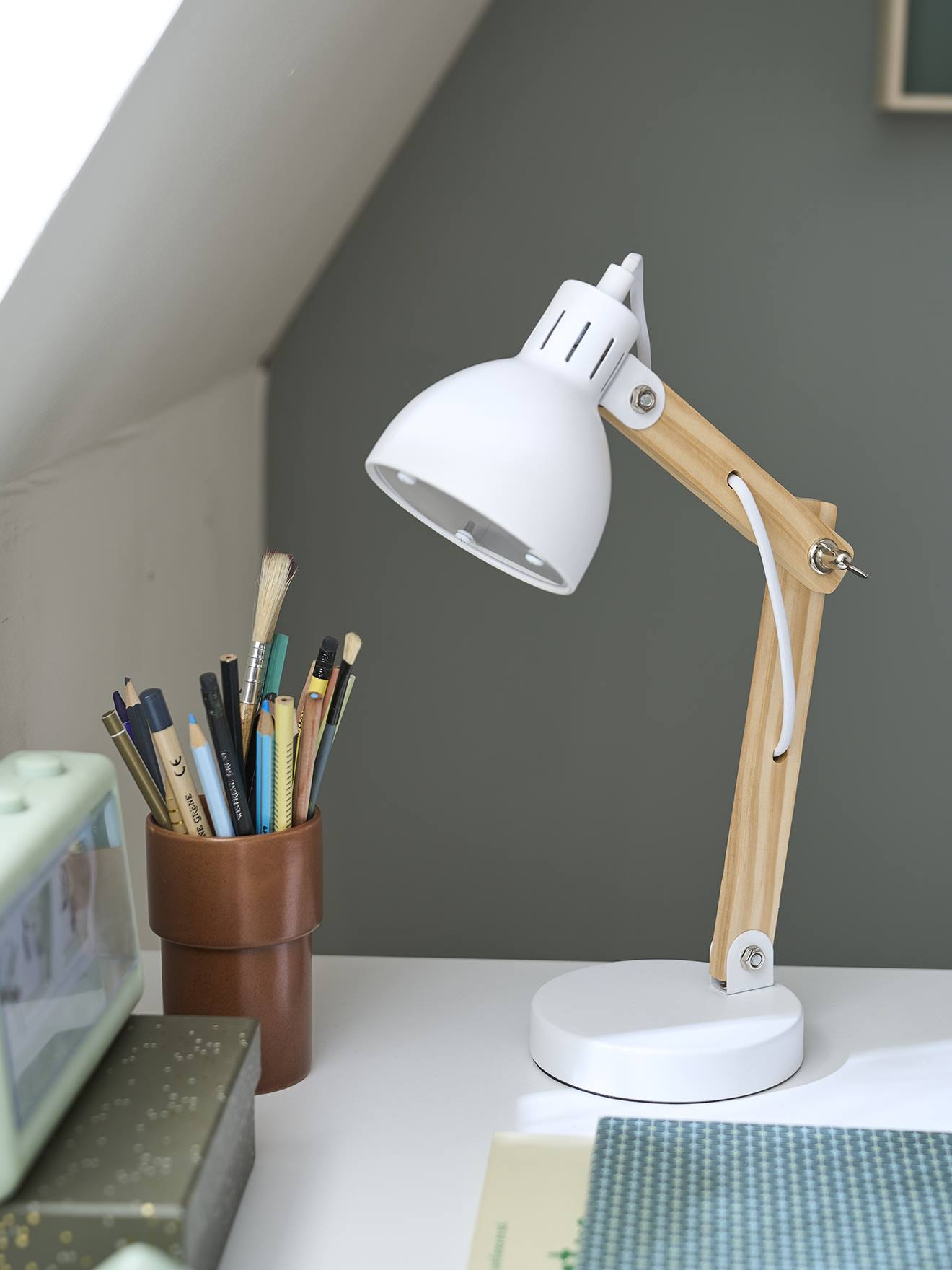 Opvallende bureaulamp van hout en metaal wit
