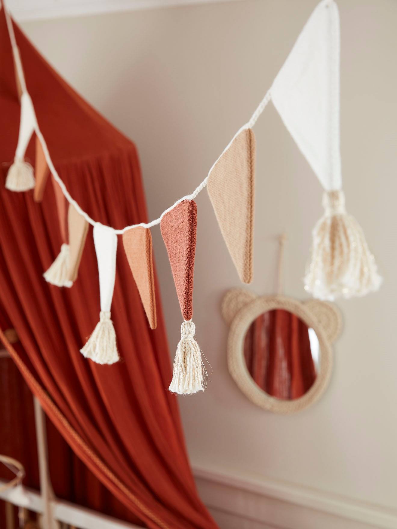 Vlaggetjesslinger van tricot beige /meerkleurig