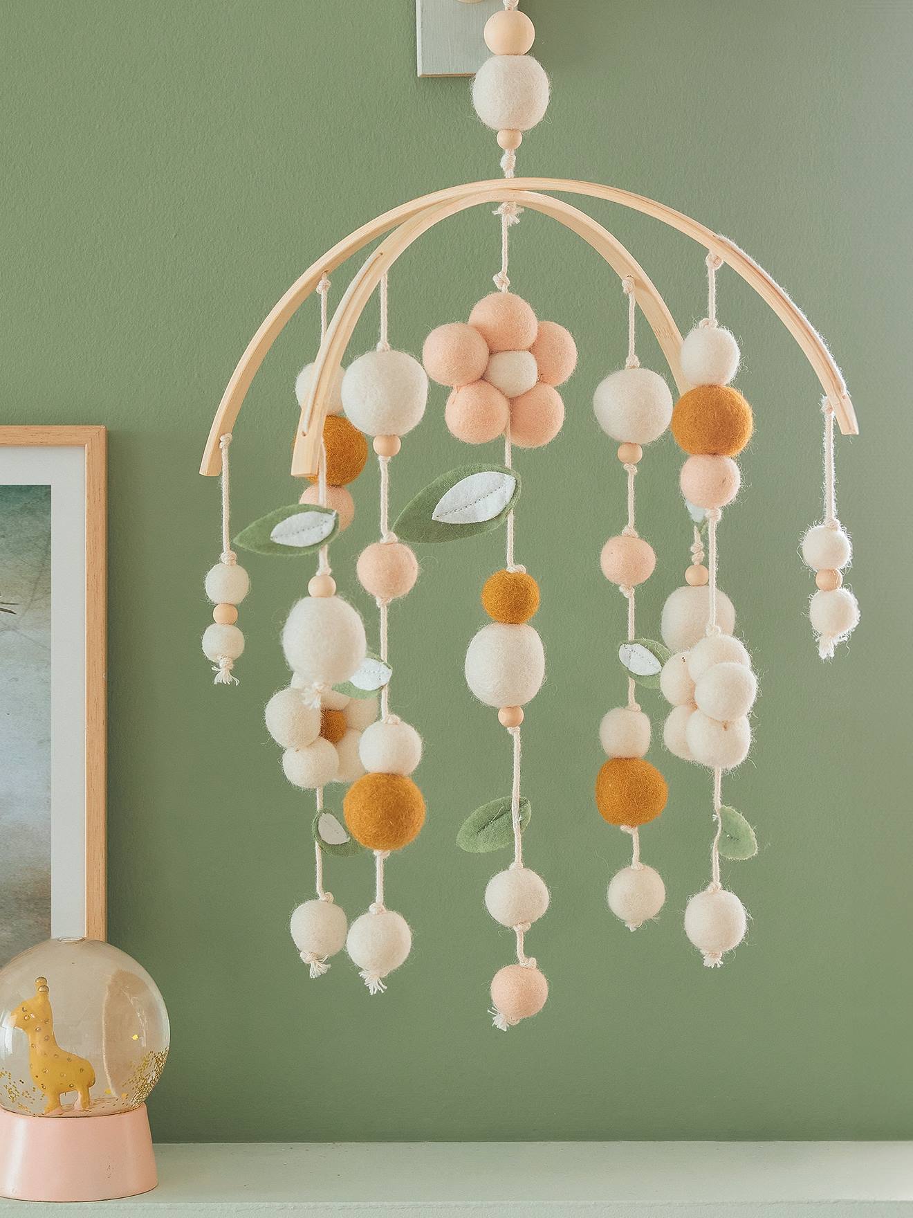 Vilten hangdecoratie beige