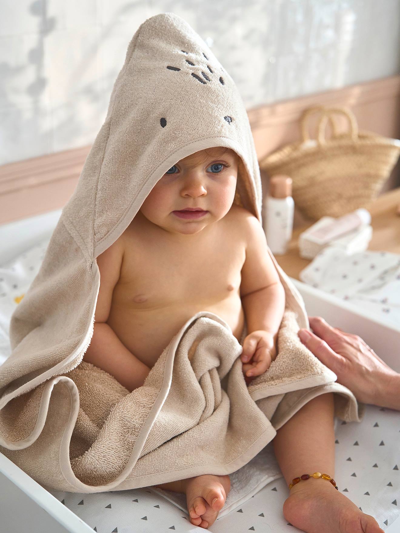 Badcape / Handdoek met capuchon onmisbaar voor baby's en kinderen, met gerecycled katoen zandbeige