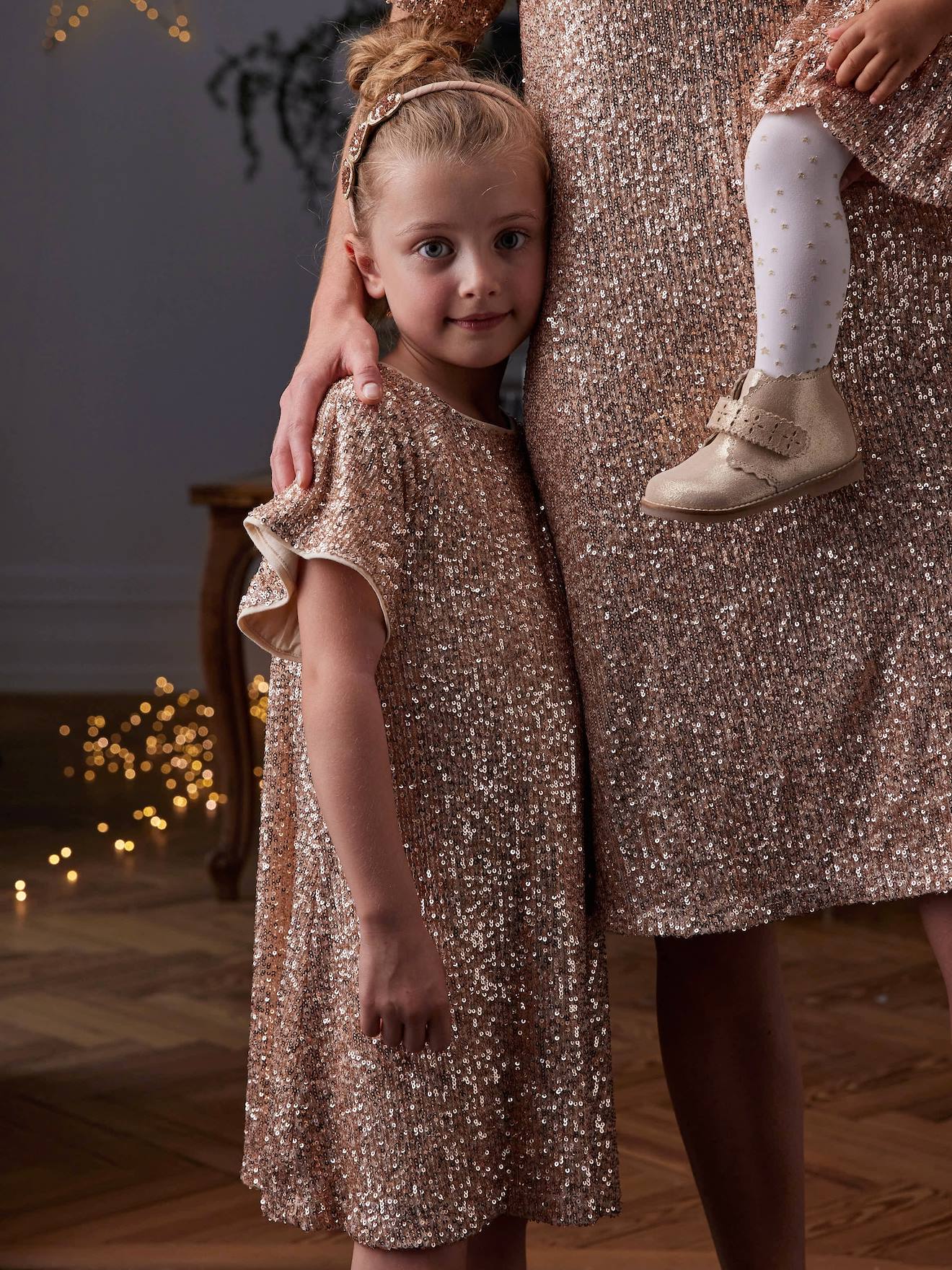 Feestelijke meisjesjurk met pailletten goud afbeelding