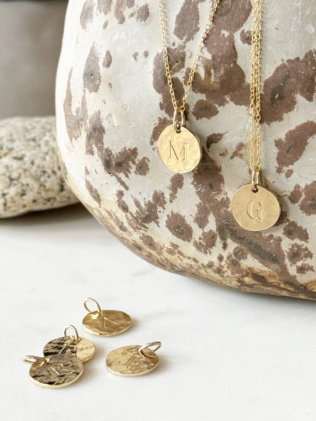 Medaillon met initialen, juweel verguld met fijn goud Envie de fraise x 'Un de ces Quatre' goud