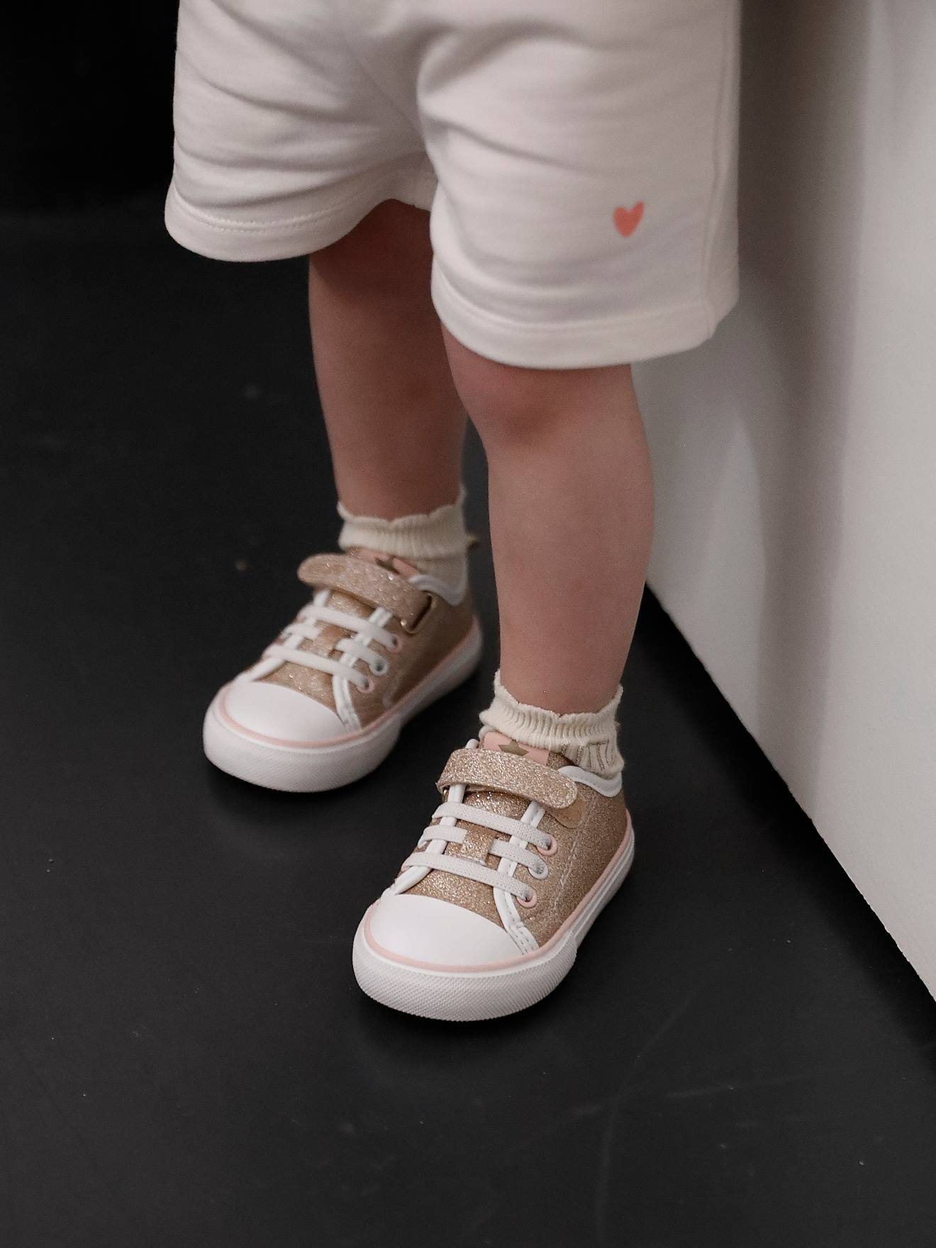 Gebreide en klittenband babymanden goud