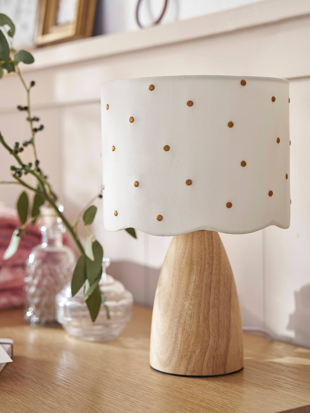 Bedlampje met geborduurde stippen ecru