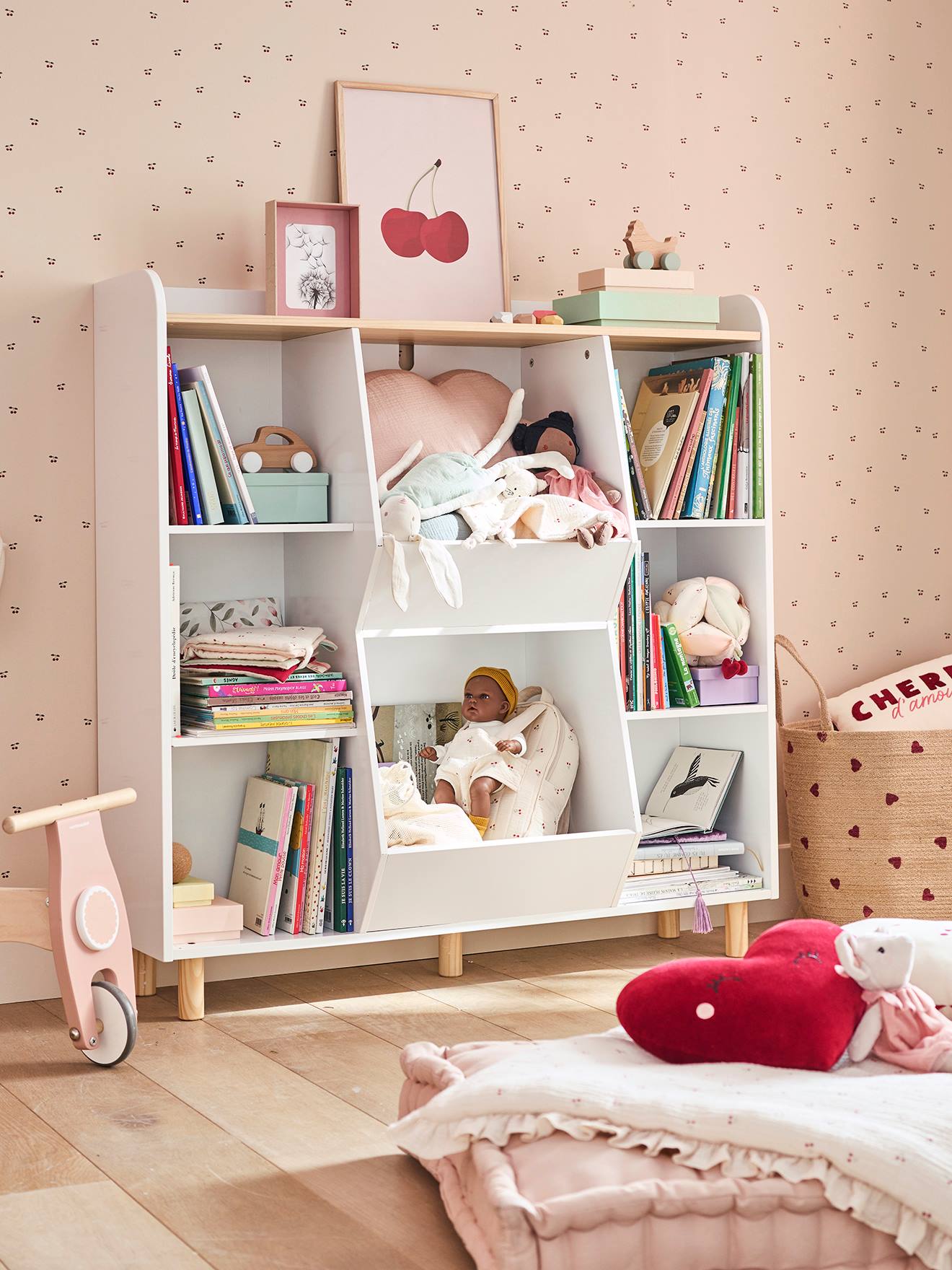 XL boekenkast mix boeken en speelgoed wit