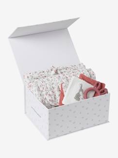 Verzorging-8-delige kraamcadeauset: 1 rammelaar, 1 aankleedkussen, 5 doekjes, 1 etui
