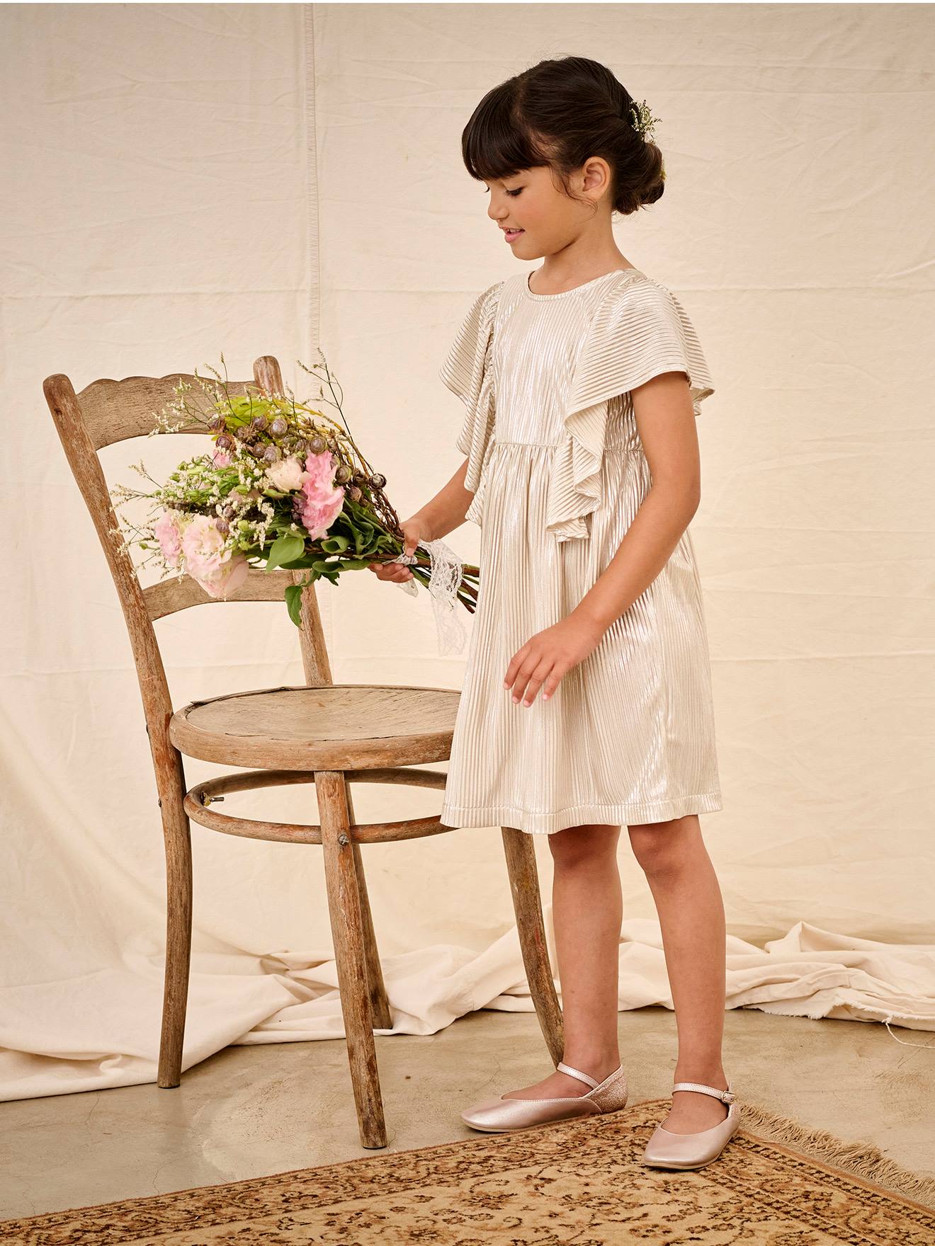 Feestjurk met lamellen en plooieffect met vlindermouwen goud
