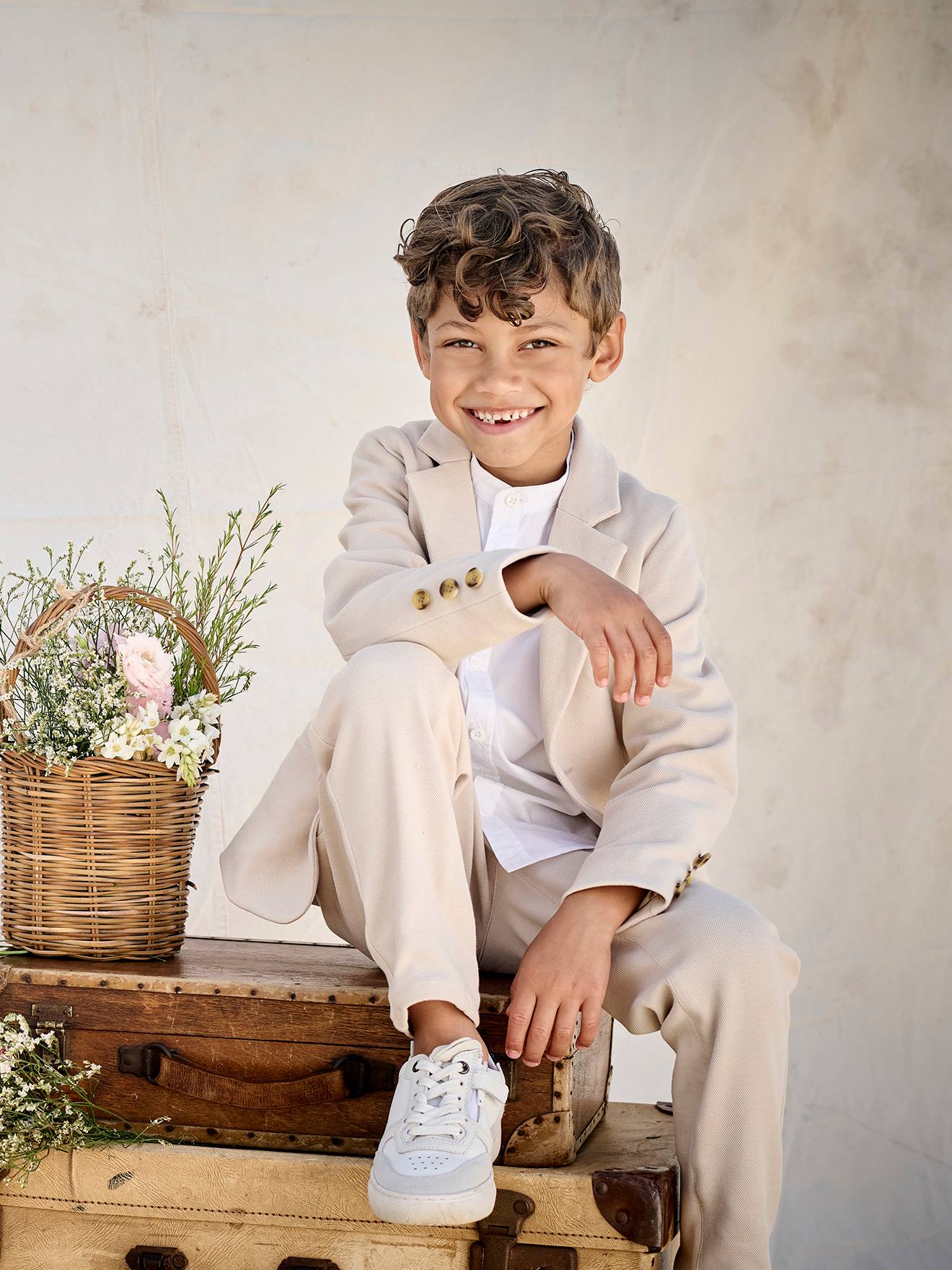 Feestelijke jongensset met overhemd met maokraag en broek beige afbeelding