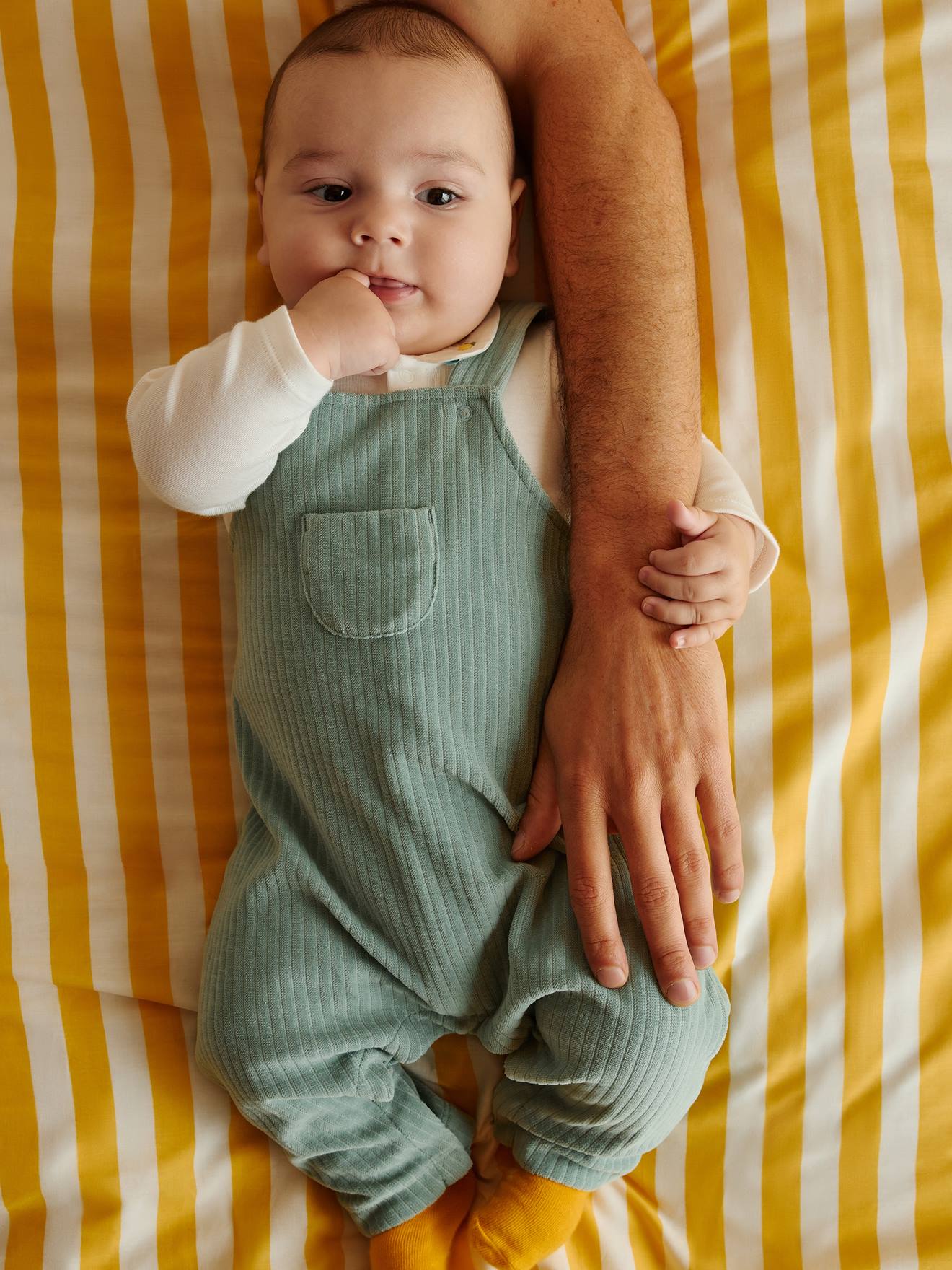 Geboorteset met tuinbroek en geborduurde body voor baby's PETIT BATEAU saliegroen afbeelding