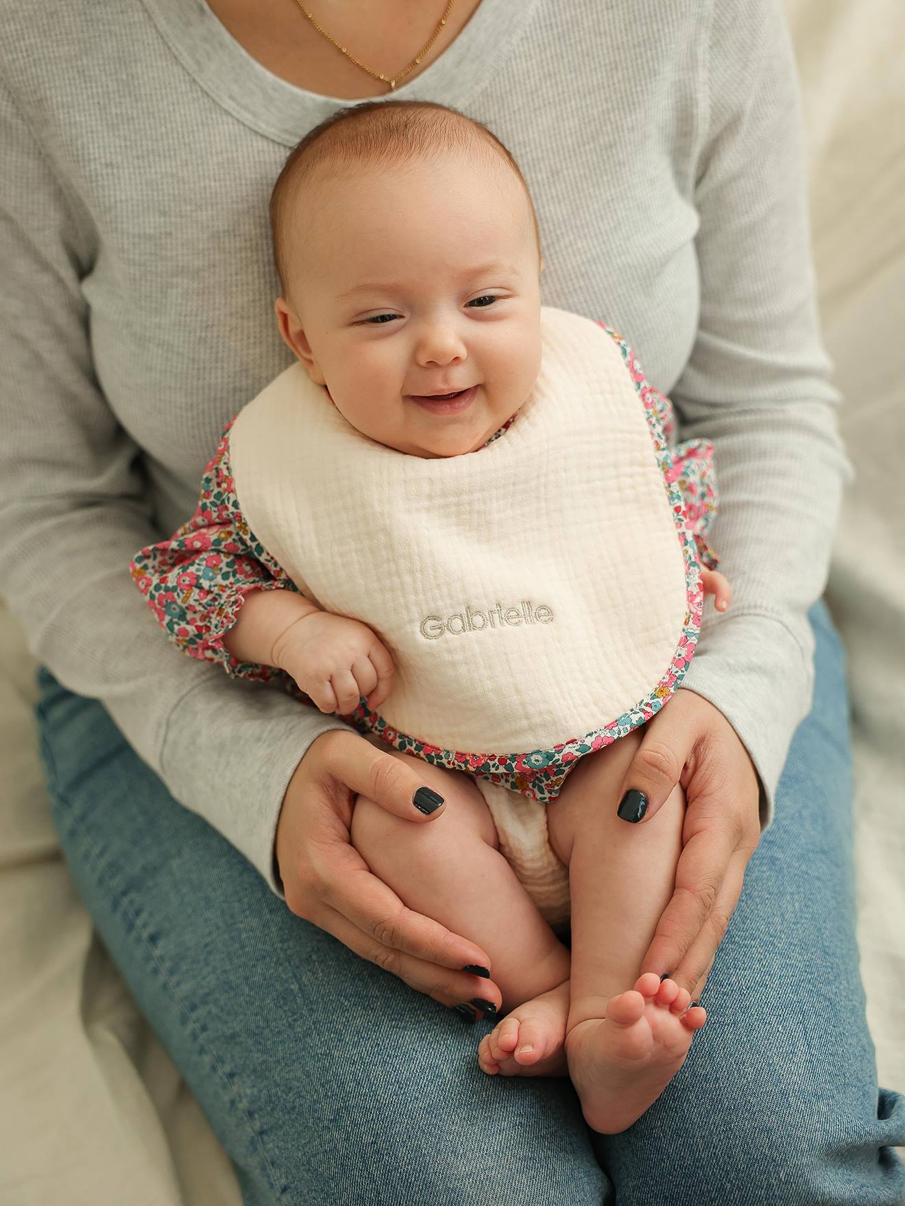 Personaliseerbaar babyslabbetje in katoenen gaas Liberty ENVIE DE FRAISE lichtroze