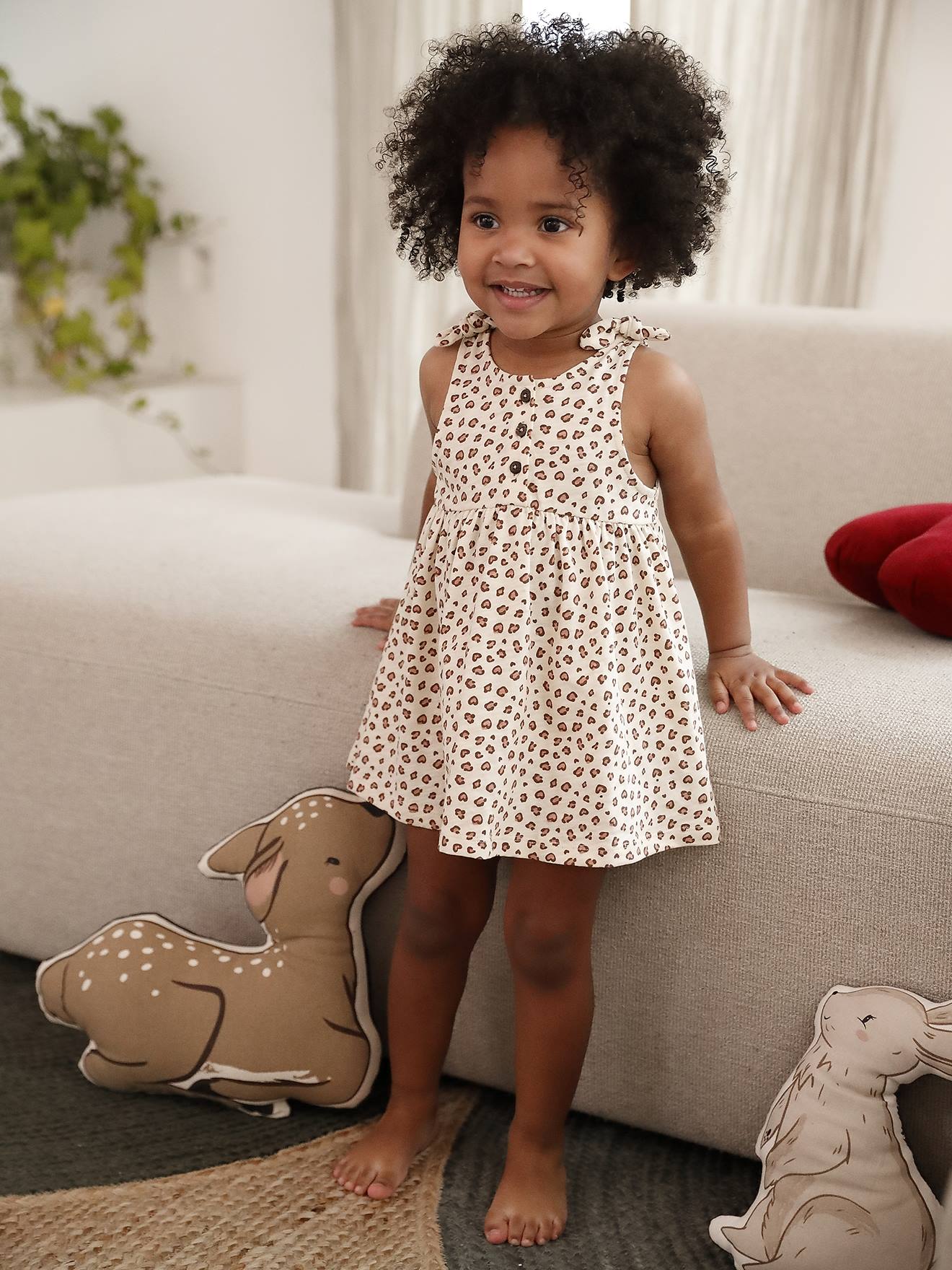 Gedrukte babyjurk met schouderbandjes vanille