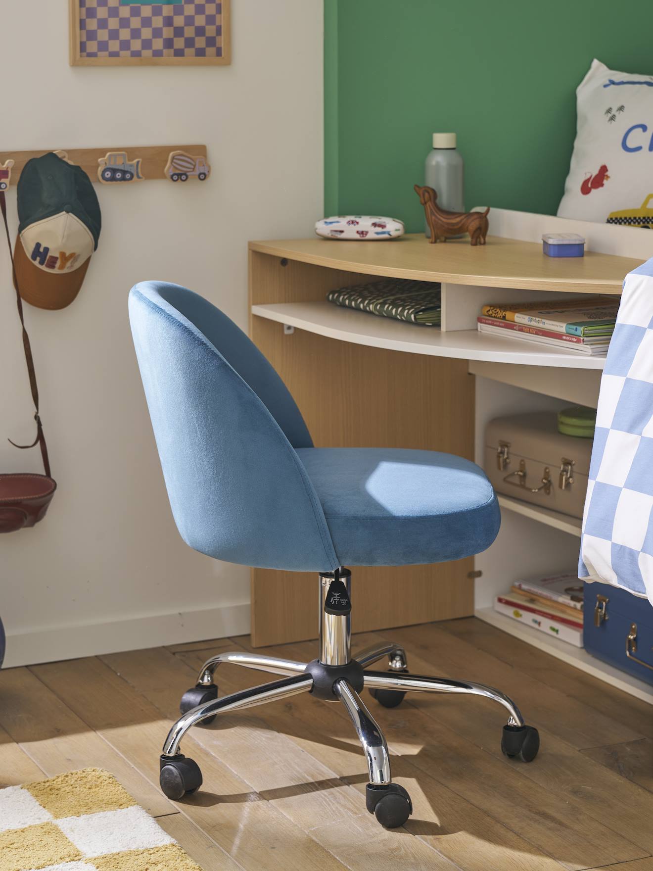 Fluwelen kinderbureaustoel op wieltjes blauw afbeelding