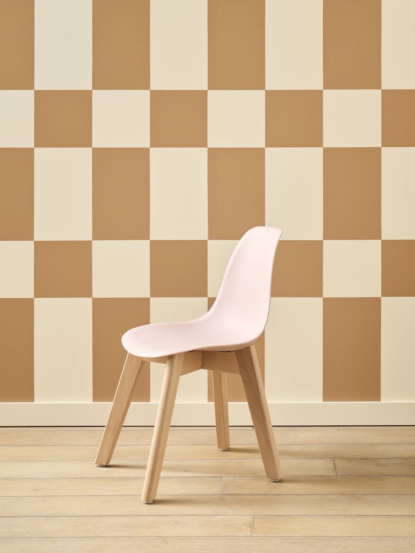 Stoel voor de kleuterschool in Scandinavisch design rozen afbeelding