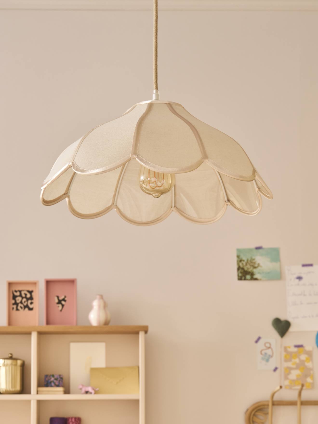 Bloemvormige stoffen lampenkap voor hanglamp ecru afbeelding