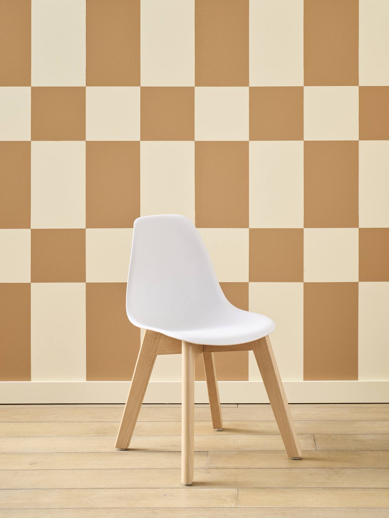 Stoel voor de kleuterschool in Scandinavisch design wit afbeelding