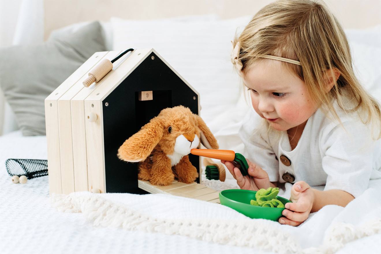Hok voor knuffelkonijn met houten ren voor kinderen small foot® meerkleurig