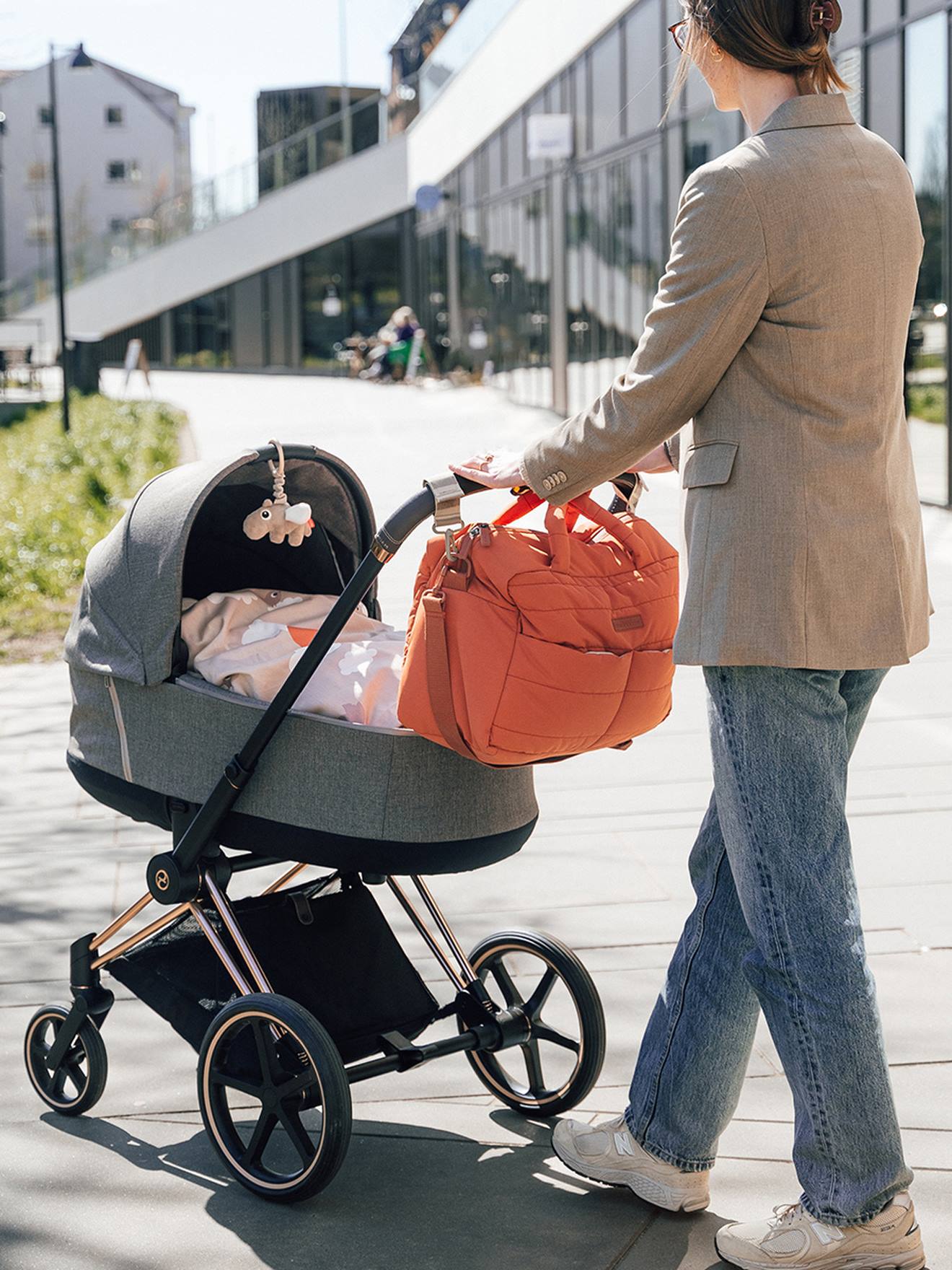 Gewatteerde luiertas DONE BY DEER sinaasappel afbeelding