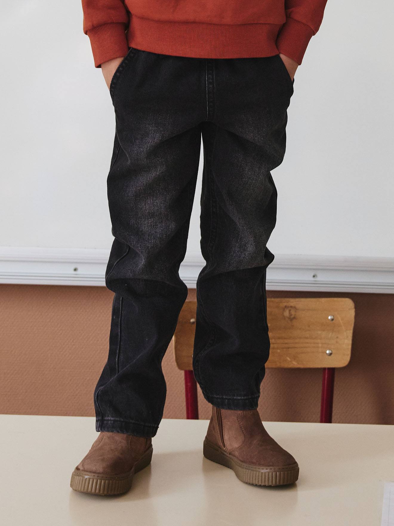 Wijde jongensbroek, eenvoudig aan te trekken zwart denim afbeelding