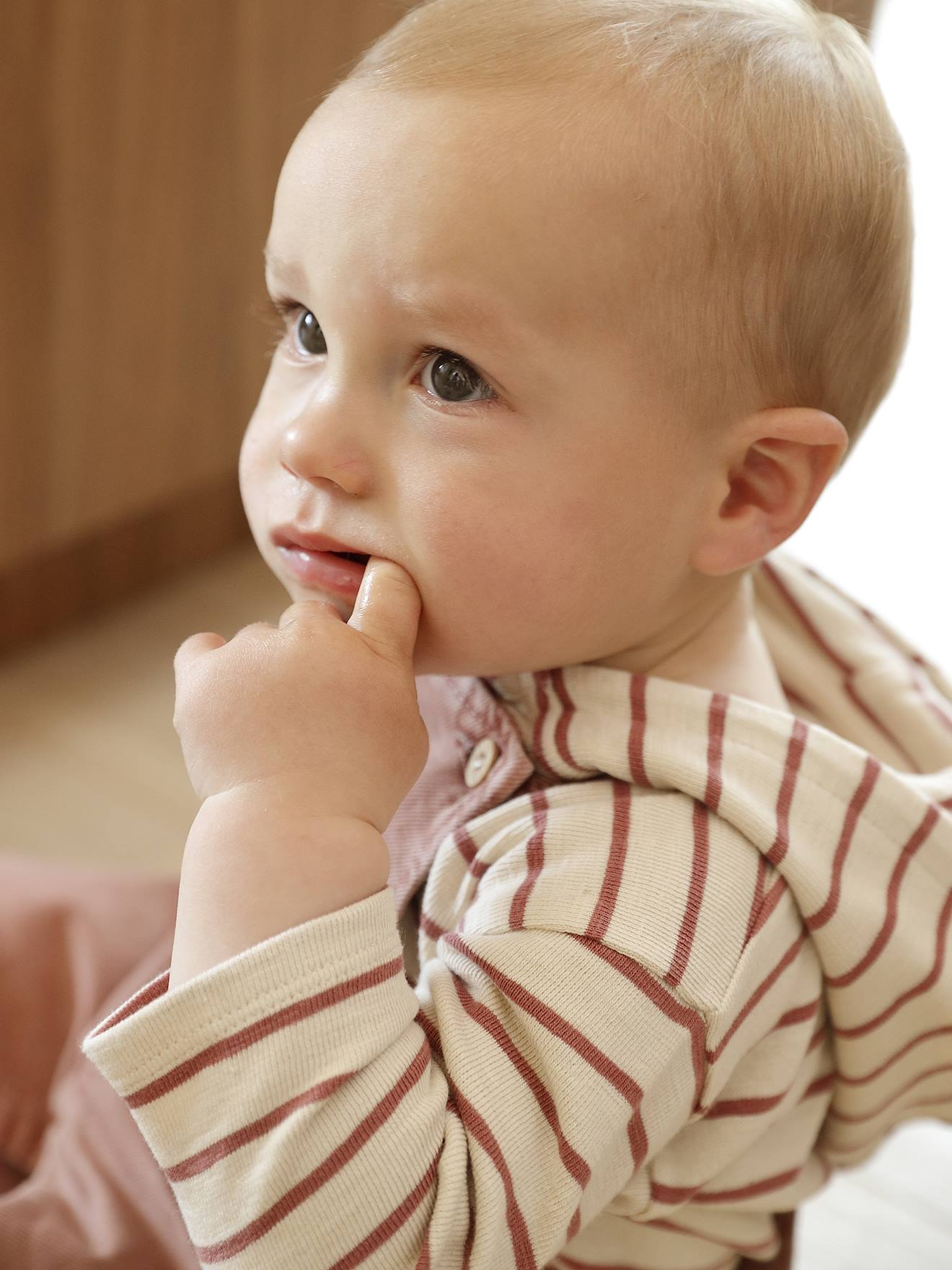 Gestreept T-shirt met capuchon jongensbaby terracottategel afbeelding