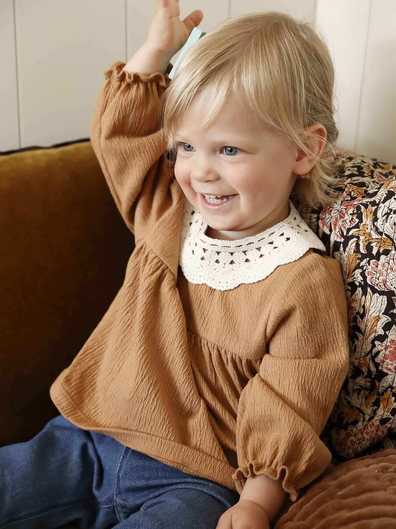 T-shirt baby van gekreukte jersey met gehaakte kraag karamel afbeelding