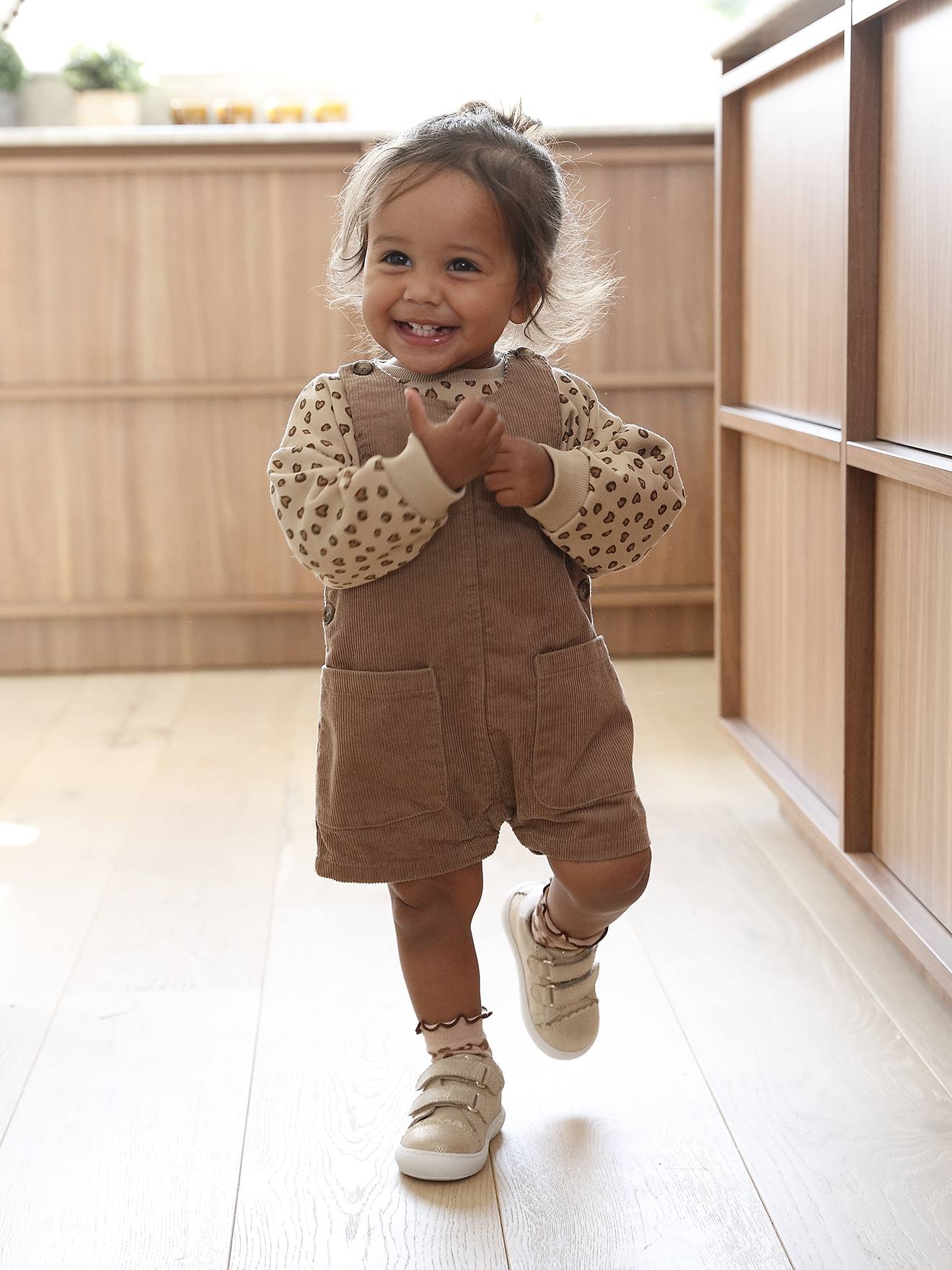 Salopet met korte broek voor baby's in ribfluweel pecannoot afbeelding